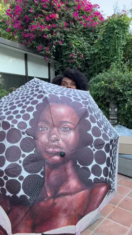 Family, did yall grow up not being able to open an umbrella inside the house? Baby im lucky to still be here because my grandma almost took me outta here😂😂😂. Why we can’t open umbrellas in the house?? Also support Thomas Lockhart he is so talented and has beautiful pieces!! #tabithabrown #support #art #umbrella  My t-Shirt by @Twelve15clothing 