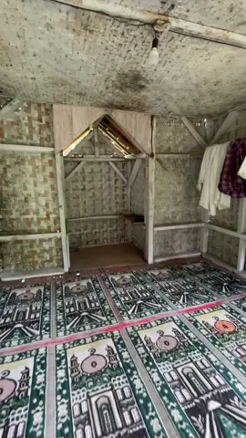 Tajug di kampung nenek… tempat hening yang selalu meneduhkan. Langit biru, angin sepoi, dan lantunan doa menyatu jadi indah 🌳☁️ #KampungSunda #pedesaan #pelosokdesa #tajug #kampungsunda 