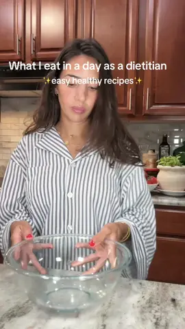 What I Eat in a Day as a Dietitian Planner is linked in bio📒 Easy, healthy recipes 👇 Breakfast: Dark Chocolate Cottage Cheese Pancakes Batter: 3 eggs, 1 cup Greek yogurt, ½ cup milk, 3 Tbsp lemon juice, 1 tsp vanilla, 1½ cups flour, ¾ tsp baking soda, 1 Tbsp poppy seeds. Mix wet + dry, cook ¼ cup scoops on a greased skillet 2–3 min per side. Blueberry Chia Compote: 1 cup blueberries, 1 Tbsp maple syrup, 2 Tbsp chia seeds, 1 Tbsp lemon juice. Simmer 5–7 min until thick. Top pancakes with compote, yogurt + nut butter. Lunch: Tuna Melt Sandwich Mix: 1 can tuna, red onion, pickles, parsley, jalapeño (optional), 1 Tbsp Greek yogurt, 1 Tbsp Dijon, 2 Tbsp spicy mayo, 1 Tbsp lemon juice, S&P. Layer on bread with cheese, toast until melty. Dinner: Shrimp Fried Rice Cook: ½ lb shrimp (marinated in 1 tsp sesame oil + paprika + pepper), 1 cup onion, 3 garlic cloves, 1 cup peas & carrots. Add: 2 cups cooked rice + ⅓ cup soy sauce. Scramble in 4 eggs, mix, and finish with green onions. #EasyRecipes #highproteinmeals #healthyrecipes #wieiad #healthyeating 