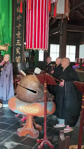 1. 朝靄（あさもや）がまだ晴れない時、萬福寺（まんぷくじ）へ入ると、木魚（もくぎょ）の音が千年の禅意（ぜんい）を叩き開く。明代（みんだい）の唐音梵唄（とうおんぼんぱい）が梁（はり）の間を流れ、まるで時空を超えた響きのようだ。三百余年（さんひゃくよんじゅうねん）前、隠元禅師（いんげんぜんじ）が東渡（とうと）し、黄檗宗（おうばくしゅう）の知恵と律動（りつどう）を扶桑（ふそう）の地へもたらした。この瞬間、古の木魚の音の中に、山海を越えた文化の伝承（でんしょう）が秘められている。#京都黄檗山万福寺 #黄檗宗大本山万福寺 #黄檗文化 #黄檗煎茶 