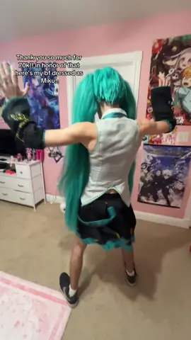I CANT 😭 @Landon // #miku #hatsunemiku #cosplay #fyp #foryoupage 
