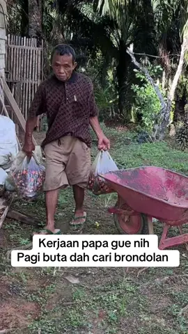 Mbah kakung pagi buta dah ngilang aja cari berondol sawit jadi kesiangan ke kebun nya. Hari ini kita mau kebun dekat dg pt membersihkan galian atau parit