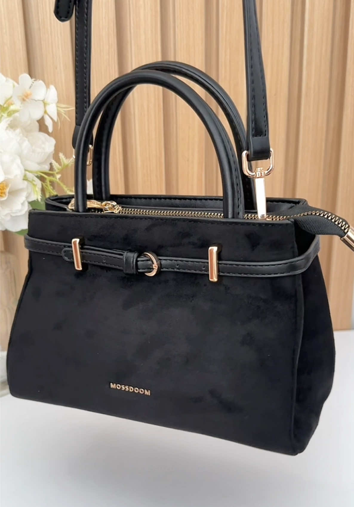 THE WAIT IS OVER 🚨✨ Aurea Bag akhirnya resmi launching hari ini! 🖤 Elegan, bold, dan siap bikin look kamu makin stand out. Udah bisa langsung kamu check out sekarang, bestieee 🛒✨ #AureaBag #LaunchingBag #TasWanita #mossdoom #wibgajian 