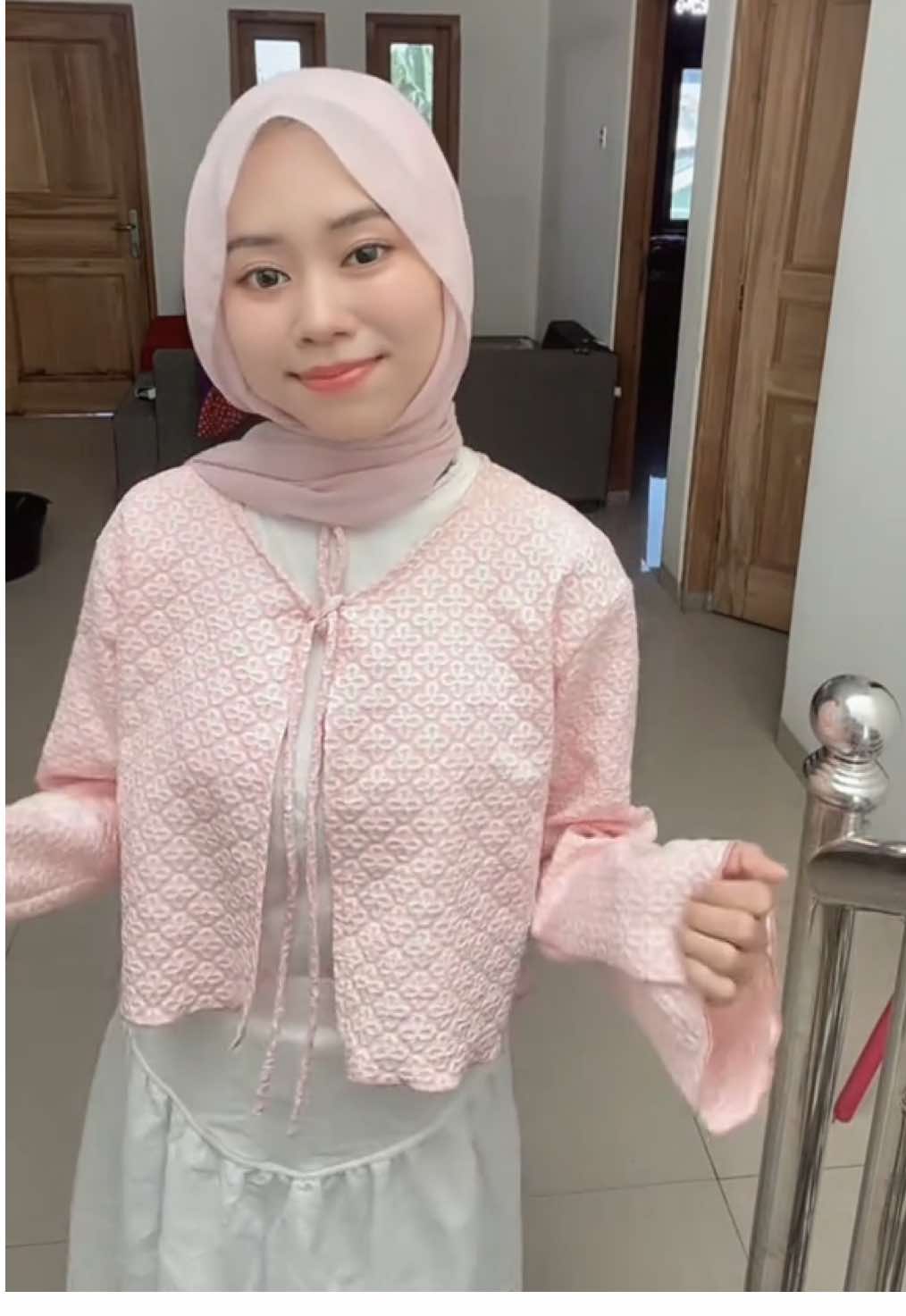 Cardigan dan Rok nya dari @HLOUTFIT.ID 💗