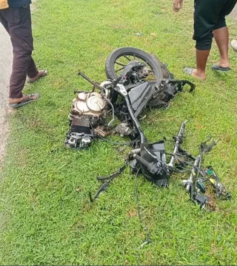 Identiti penunggang motosikal yang maut selepas kenderaannya berlanggar dan diseret kenderaan pacuan empat roda sejauh 40 meter di Kilometer 7, Jalan Bera-Mayam, di Bera pada Selasa telah dikenal pasti. Ketua Polis Daerah Bera, Superintenden Zulkiflee Nazir berkata, mangsa dikenali sebagai Mohamad Hasli Wafi Kamaludin, 17, beralamat di Kampung Pauh, Temangan, Kelantan. #SinarHarian #SinarTerkini #Bera #kemalangan