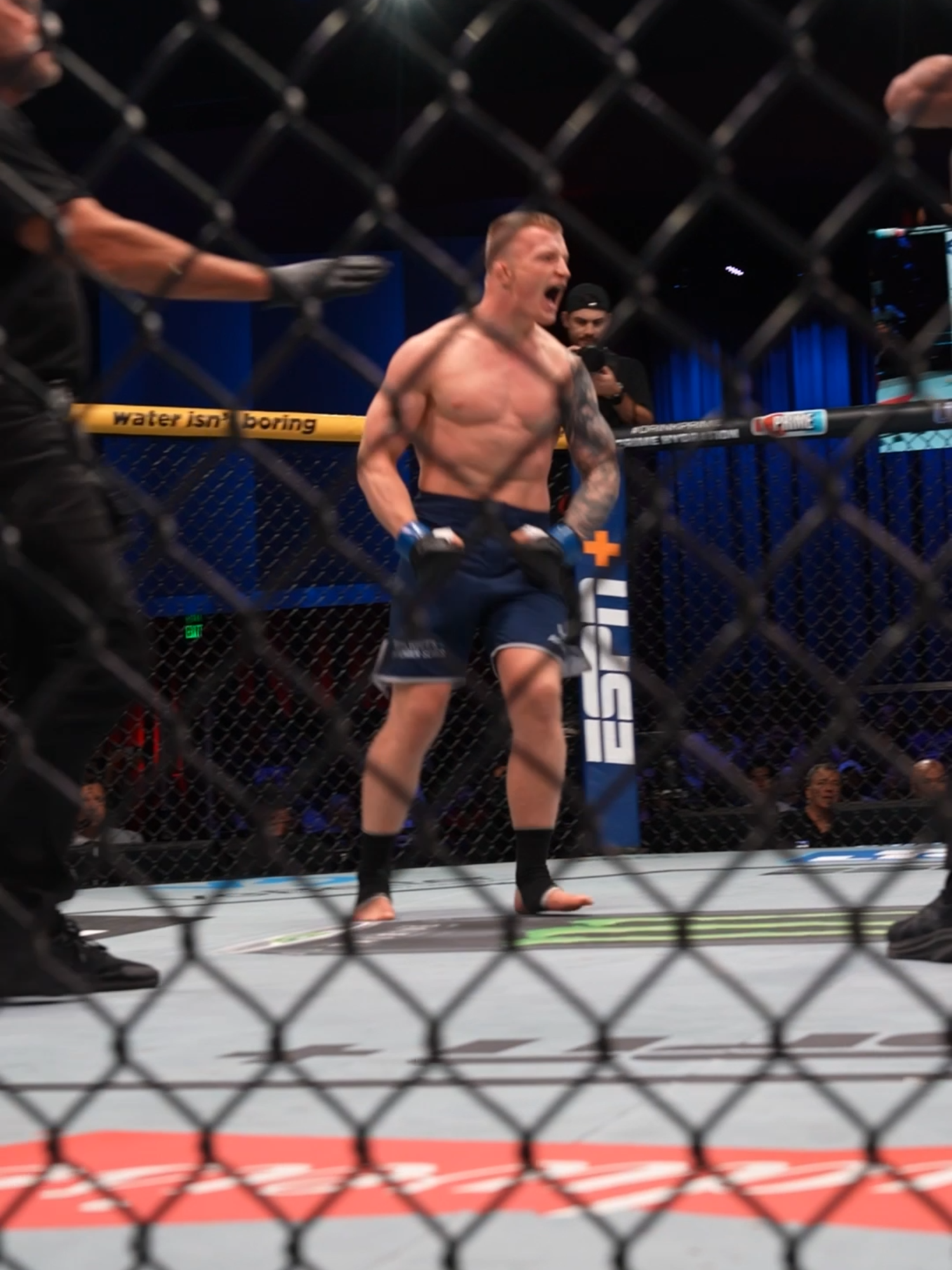 Iwo Baraniewski with a MASSIVE right hook 🤯 #mma #UFC #dwcs