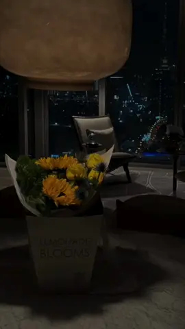 من سمح لك تجي في قلبي من البدايه؟  غافلتني عيونك..  واستحلت كياني كنت قانع من الحب وفصول الروايه يوم لديت عينتك مابين المحاني خلنا نتفق مادام للشوق غايه ودي افني شعوري معك والعمر فاني كل ماشفت وجهك ودي ارتل أيه ودي احصنك بأيات سبع المثاني جيت صوبك ودليت وانا كنت تايه كيف طيفك لاجيت اسلى مع الناس جاني والله اني معك منا لـ مالانهايه غارقٍ في غلاك ولالقيت المواني لو ماتقدر تعانقني يدينك كفايه لويعانقني كلامك مسمعي لو ثواني. #شعر #شيلات #اكسبلور #قوالب_ساري #CapCut 