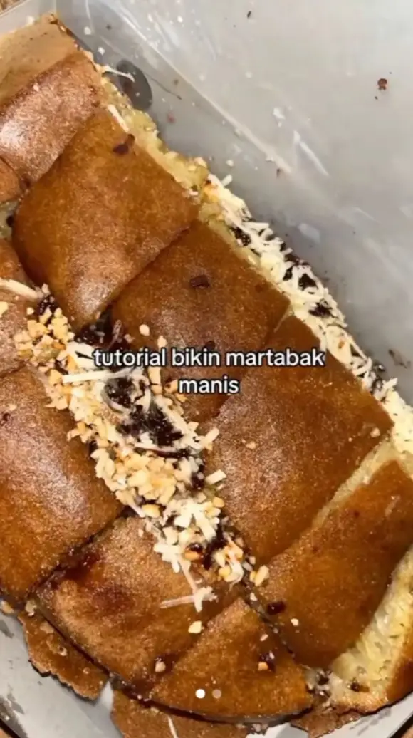 Bahan martabak: 250gr tepung terigu 350ml air 1sdm tepung tapioka 2sdm gula pasir 1½sdt baking powder 1/2sdt garam 1sdt vanilla 1 butir telur 1sdt baking soda Mentega secukupnya Gula pasir, sebagai taburan#masukberanda #fypppppppppppppp #peseknikhol 