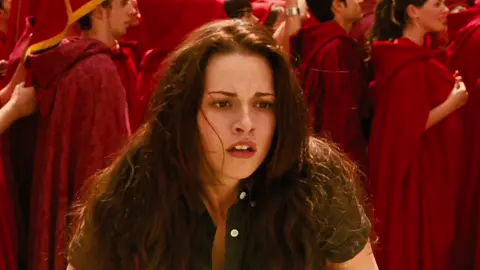 it’s twilight time 🌖 needed to join everyone who’s edited new moon to this song #fyp #twilight #newmoon #juliawolf #inmyroom 