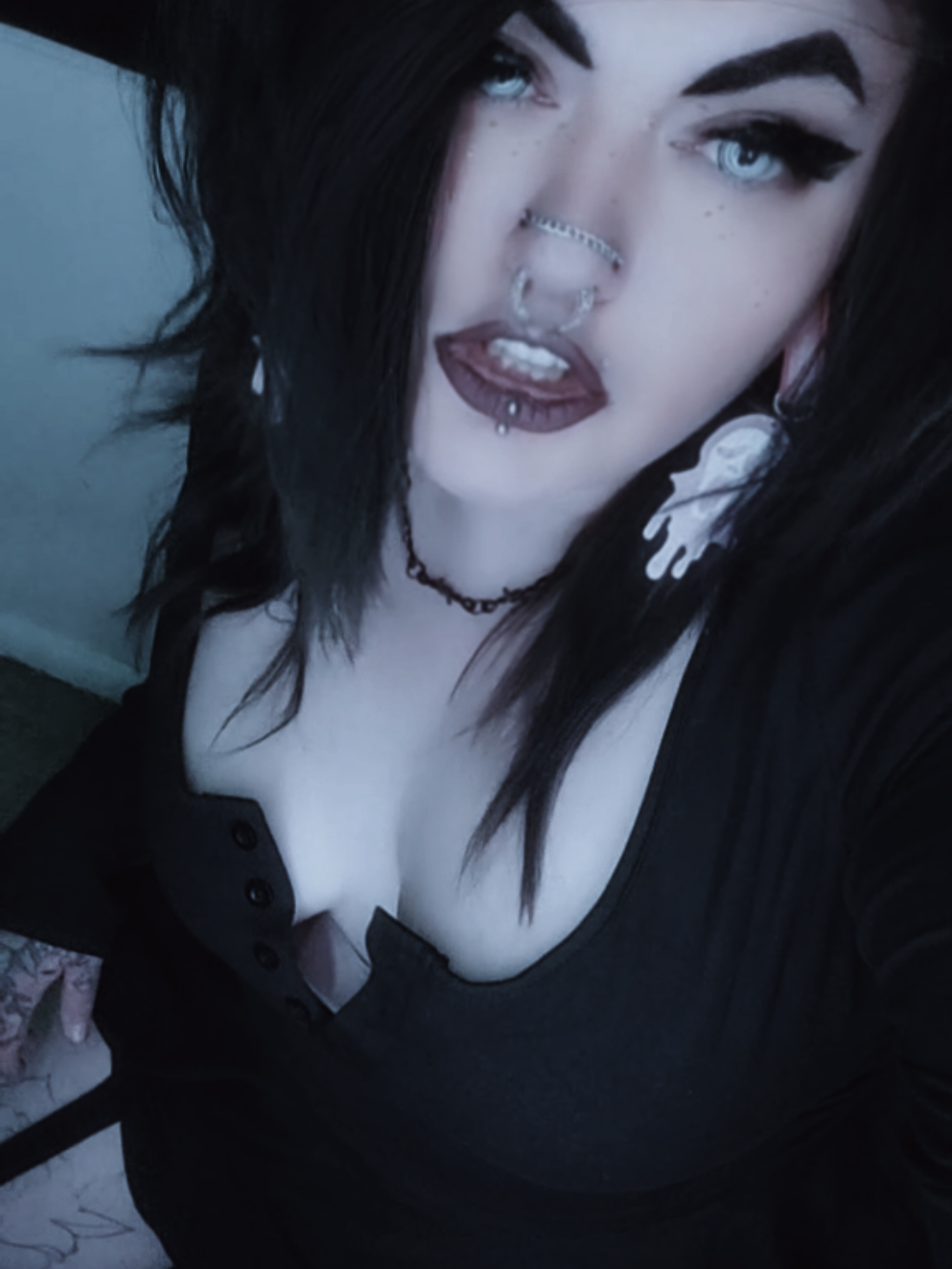 the power of the chameleon, I can be whatever you want 😏🖤 #fyp #alttiktok #goth #wlw #girlswholikegirls 