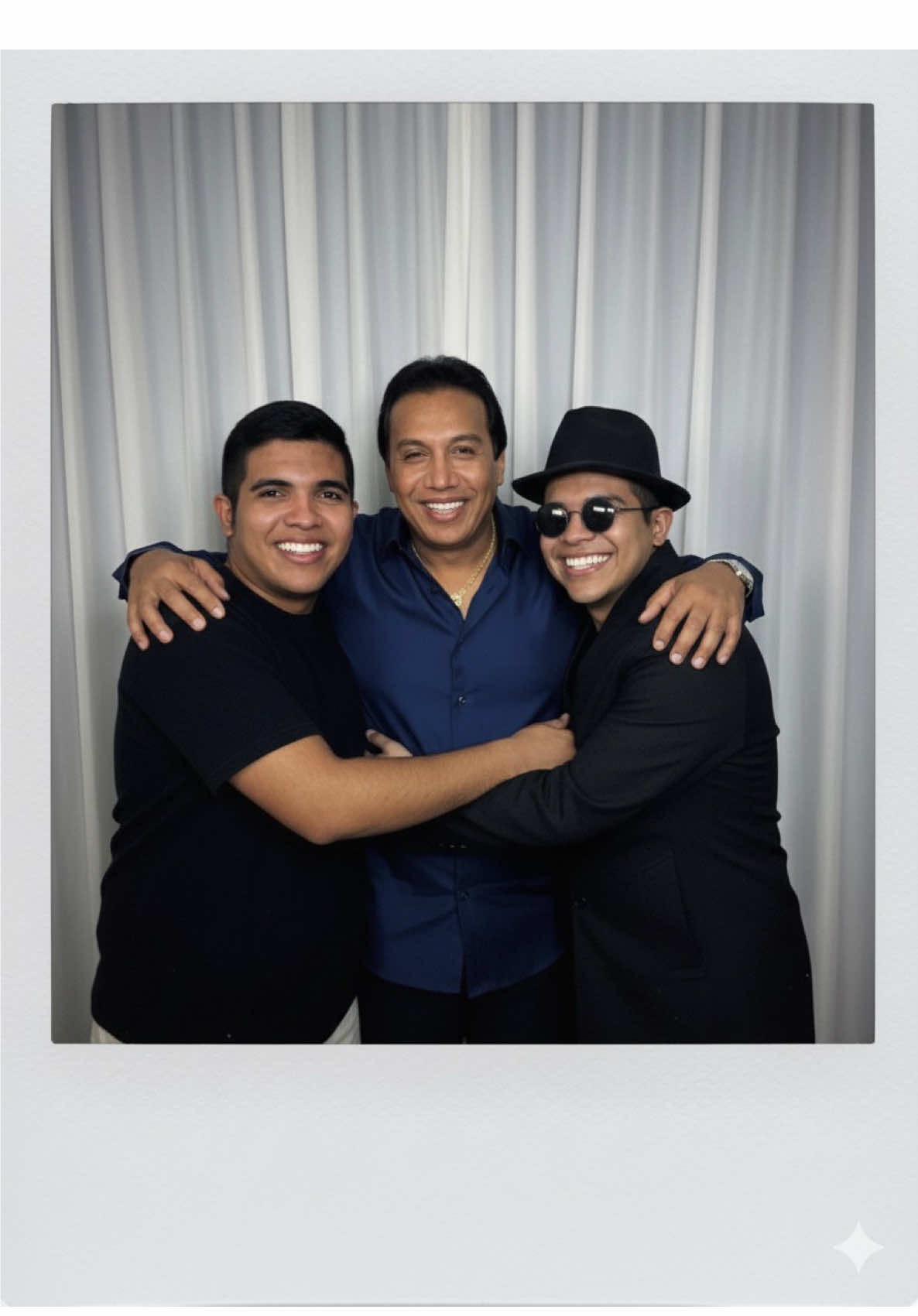 Fotos con famosos con Inteligencia artificial 🤣🫠 la gente no es ni seria… si no saben cómo hacer las fotos con IA, les enseño… pero úsenlo para cosas de servicio por favor 😂😂 #parati 