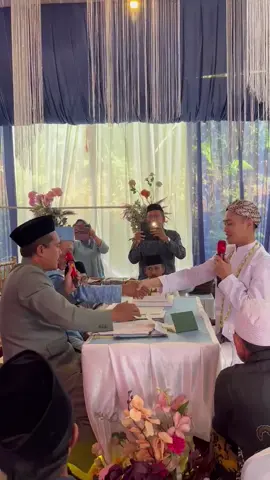 Yang minta mentahan pas akad ini yaa hihihi😂 Semoga tangisan di waktu akad menjadi cinta dan sayang yang abadi❤️ #fyppppppppppppppppppppppp  #bersyukur  #wedding 