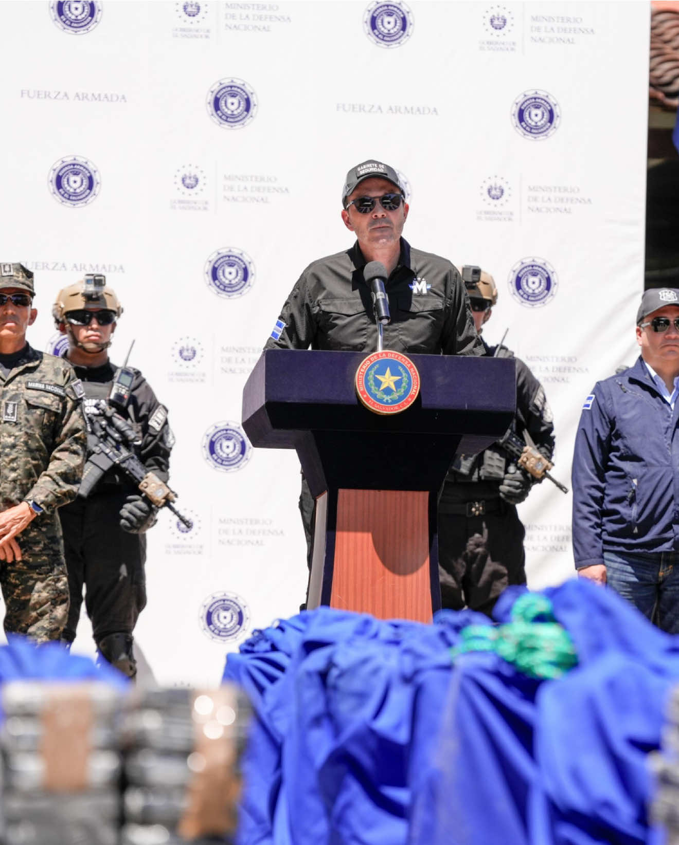 #PlanControlTerritorial | “Decir que 1,400 kilos de cocaína es poco, es válido, pero encontrarlo, como esta droga, es algo que solo se les habilita a valientes marineros, porque aquí no había una embarcación, lo que comúnmente vemos. Estaba flotando literalmente en el mar, aquí es donde salen a la vista todas las herramientas con las que ahora cuenta nuestra Marina Nacional”: ministro de Seguridad, Gustavo Villatoro. #SecretaríaDePrensa