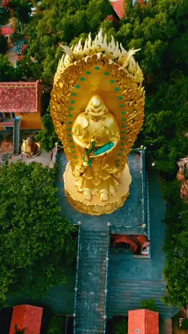 Tượng Quan Thế Âm Bồ Tát Đôi Lớn Nhất Việt Nam. Tịnh Xá Ngọc Hòa được biết đến là công trình Phật giáo lâu đời được xây dựng với quy mô lớn, trở thành điểm tham quan thu hút lượng lớn khách đến tham quan mỗi năm. Không chỉ sở hữu vị trí đắc địa nằm giữa không gian bao la có biển, có núi, mà nơi đây còn được biết đến với hình ảnh tượng Phật đôi lớn nhất tại Việt Nam. Điều này tạo nên hình ảnh một chốn linh thiêng cho các Phật tử viếng thăm, dâng hương và chiêm ngưỡng. Với vị trí nằm ngay sườn núi Eo Gió, thuộc Bãi Bấc và cách trung tâm thành phố khoảng 20km, Tịnh Xá được xây dựng lâu đời cùng vẻ đẹp truyền thống đặc trưng của phong cách Phật Giáo. Một trong những điểm khác biệt của nơi này, đó chính là sẽ hướng đến không gian tu tâm và nghỉ ngơi cho Phật tử thay vì dâng hương, hành lễ như các ngôi chùa khác. A DI ĐÀ PHẬT #phatphapvobien 