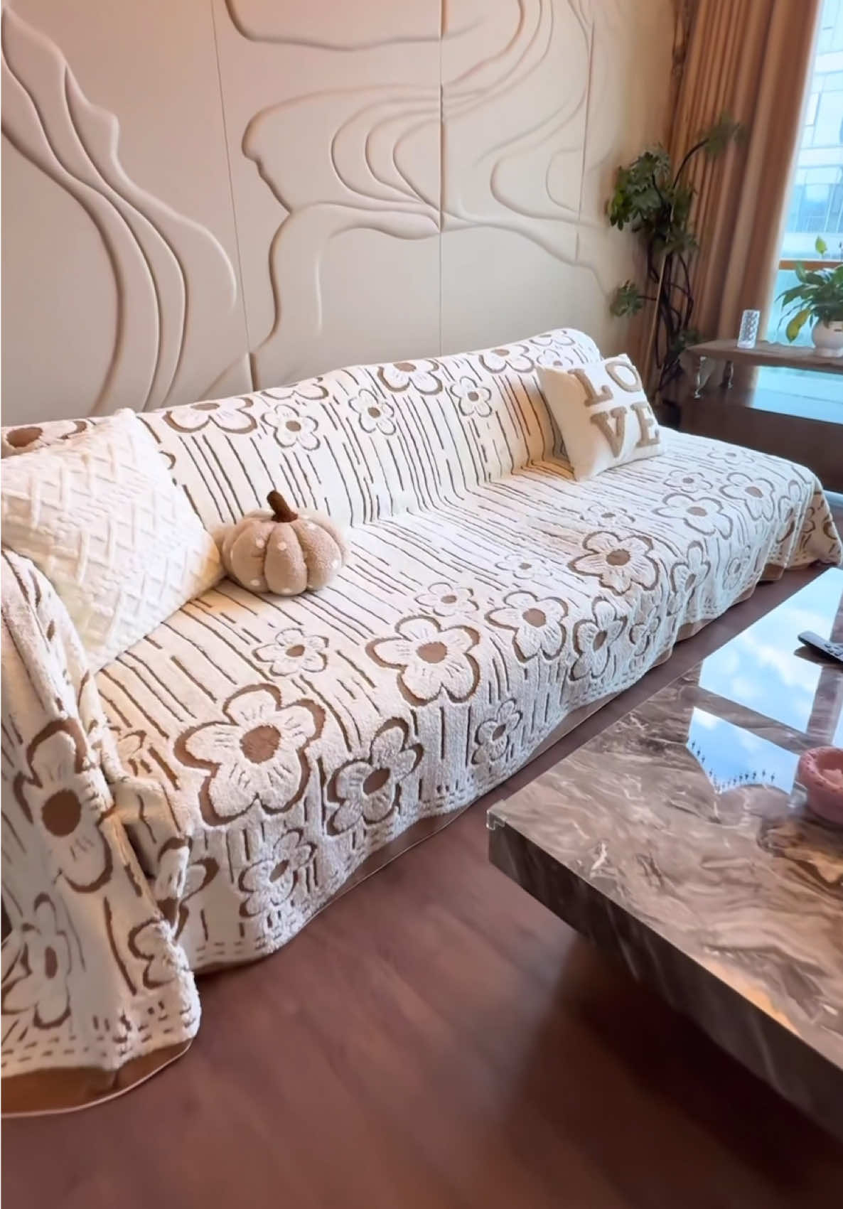 Đã bao lâu rồi bạn chưa thay áo cho sofa 🤎🌸 Order khoảng 10-20 ngày. #chintangmaydecor #khansofa #khanphusofa #sofacover #homedecor 