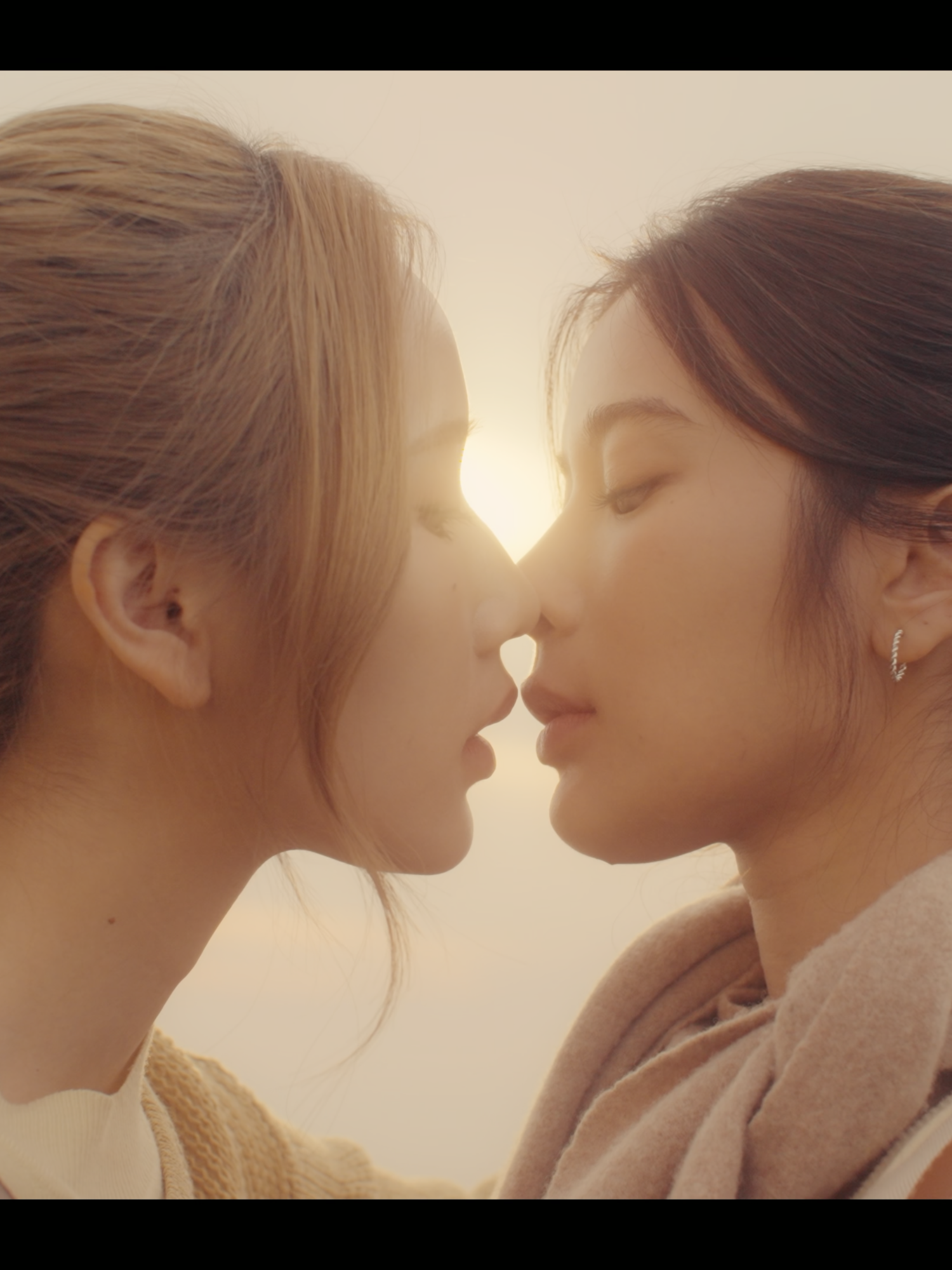 LOVE DESIGNED BY DESTINY OR  LOVE DESIGNED BY (BAD) MEMORY 💞✏️  “ออกแบบ” สถาปนิกสาว ที่ต้องกลับจากญี่ปุ่นมาช่วยบริษัทครอบครัวที่ใกล้ล้มละลาย  “ริน” สถาปนิกอินดี้ดีกรีระดับประเทศ ที่ไม่ยอมทำงานกับบริษัทไหนมาก่อน เมื่อรักใหม่เริ่มก่อตัว แต่รักเก่าคือบททดสอบที่ยังไม่จบ เริ่มตอนแรกวันที่ 2 ตุลาคมนี้ 1st EP 2.10.2025 ทุกวันพฤหัสบดี เวลา 22.30 น. ทาง #ช่อง3  และดูสดออนไลน์ที่ #3Plus Every Thursday 10:30 P.M. on #CH3 and Watch live online on #3Plus #รับรักออกแบบ #LoveDesignSeries  #เก้าเจนเจนเก้า #KaoJaneJaneKao #janeeyeh #supassra_sp  #VelCurveStudio