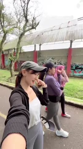 Aman saja ngapain repot🤭 #Running #Runway #viral #fyp 