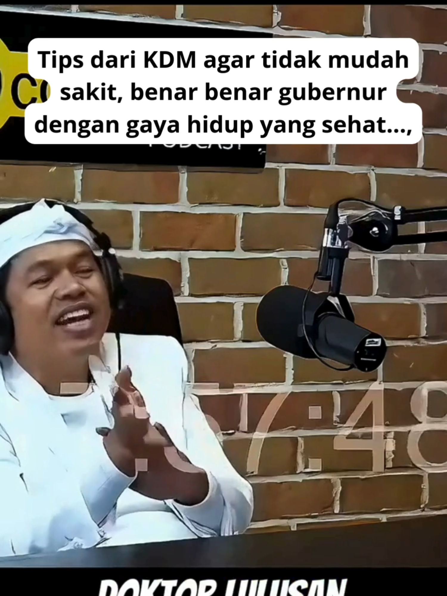 Rahasia Bugar Seorang Pemimpin Merakyat! 💪😎 Banyak yang penasaran, apa rahasia Kang Dedi Mulyadi (KDM) selalu terlihat bugar dan jarang sakit? Ternyata, KDM punya gaya hidup sehat yang patut dicontoh. Ia mengungkapkan bahwa rahasia hidup sehatnya terletak pada 4 pilar utama: pola makan yang baik, pikiran positif, olahraga rutin, serta paparan sinar matahari yang cukup. KDM bahkan sudah belasan tahun tidak mengonsumsi obat-obatan kimia. Selain itu, ia juga rutin minum air putih, jus tanpa gula dan es, serta melakukan olahraga ringan. KDM percaya bahwa kesehatan tidak bisa hanya diserahkan pada takdir, tetapi butuh upaya nyata dan konsisten. Ini adalah bukti bahwa ia bukan hanya gubernur yang peduli rakyatnya, tetapi juga peduli pada gaya hidup sehat. #KDM #kangdedimulyadi #gubernurjawabarat #KdmCalonRI #kdmforpresiden #dedimulyadipilihanku #gubernurkonten #satuharisatuvidio #satuvidiosatuhari
