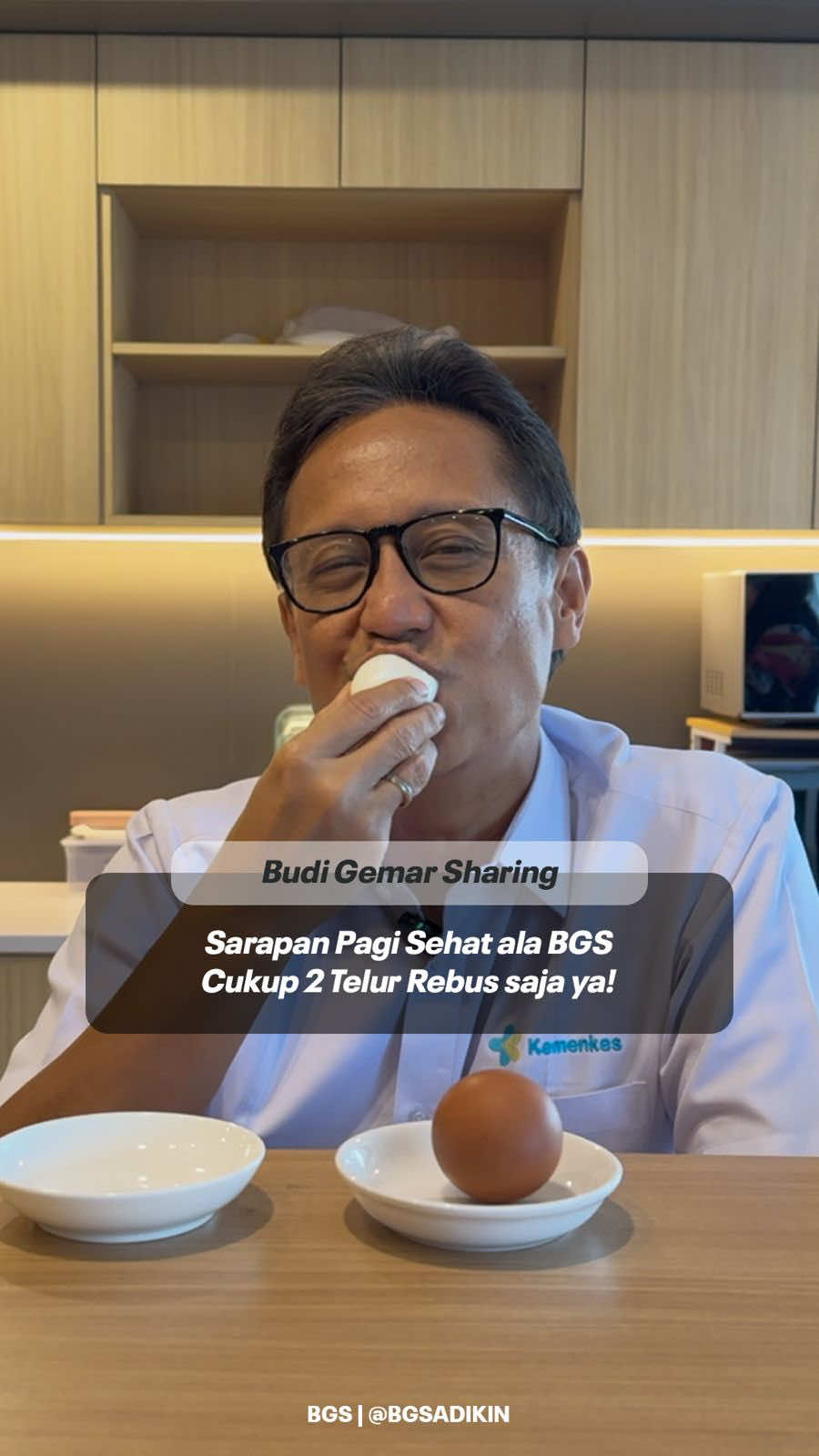 #BGS ajak masyarakat Indonesia untuk sarapan sehat cukup dengan 2 telur rebus setiap harinya Kebiasaan kita nih kalau sarapan, kepikirannya kalau nggak nasi uduk / lontong sayur / bubur ayam bahkan semangkok cereal coklat dengan susu full cream-nya. Padahal, ketika perut kita kosong setelah puasa sekitar 8-10 jam setelah kita tertidur; jenis kalori yang wajib dikonsumsi di awal adalah sayuran dan atau protein. Dan untuk mencegah agar gula darah kita tidak naik mendadak (glucose spike), kita wajib konsumsi sesuatu yang tidak manis. Kalau saya sih saraninnya, telur rebus. Udah praktis buatnya, tinggal celup 5-7 menit, murah lagi. Cukup awali makan pagi / sarapan kalian dengan 2 butir telur rebus (kalau mau makin sehat lagi) tak perlu ditambah saus-saus seperti mayonaise yang tinggi kalori. Otomatis kalian akan mendapatkan energi sebesar +/- 120 kalori dan 12 gram protein dari 2 telur.  Sekarang, coba kalian hitung kadar protein harian yang harus dicukupi. Caranya tinggal hitung: 0,8 gr / kgBB x Berat Badan. Saya kan beratnya 72 kg, jadi kebutuhan harian protein saya sekitar 57,6 gram. Dengan konsumsi 2 telur di pagi hari, setidaknya utang protein saya tinggal 40an gram lagi (yeay) !! Yuk, mulai hidup sehat dari sekarang. Dimulai dari kesadaran akan makanan yang kamu santap ya! #BudiGemarSharing #BudiGunadiSadikin #MenteriKesehatan #KemenkesRI