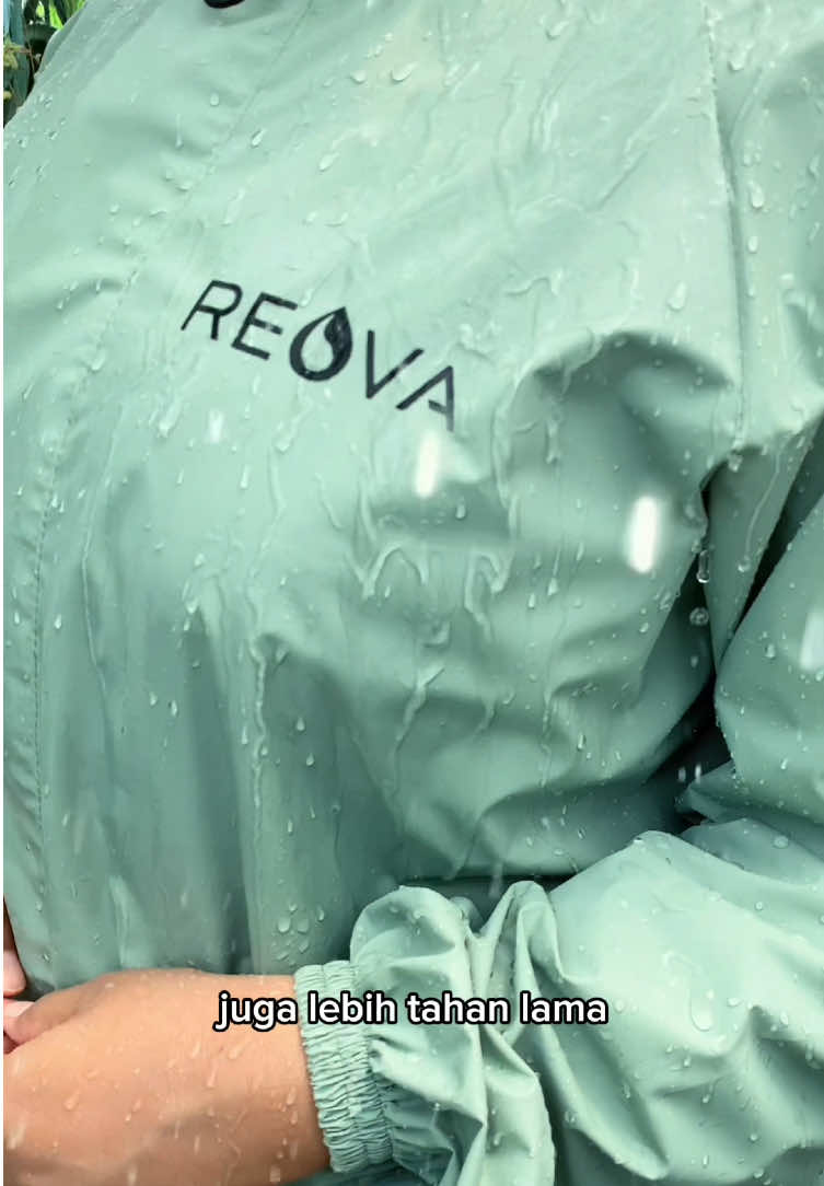 Basah-basahan kena hujan? Eh, tenang aja 💖 Jas Hujan Reova hadir dengan bahan PVC premium yang ringan, anti rembes, dan super nyaman dipakai. Warna manisnya bikin tampilan tetap kece walau hujan deras. Ada hoodie pelindung kepala yang bisa disesuaikan, jadi tetap aman sekaligus stylish! 🌸☔ Yuk, siapin Jas Hujan Reova sekarang juga dan nikmati hujan dengan gaya girly nan cantik 💕 #jashujandewasa #jashujanwanita #musimhujan #fyp #jashujan 