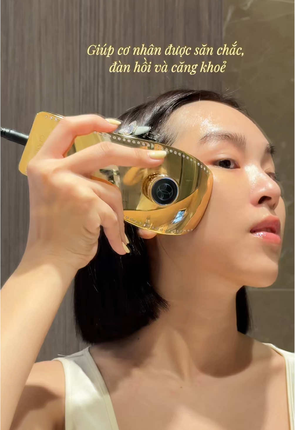 CHỐNG LÃO HOÁ KHÔNG CHỈ DỪNG LẠI Ở CHU TRÌNH DƯỠNG DA BÔI THOA 💎 Từ sau 24, nếp nhăn và rãnh cười dần xuất hiện - dấu hiệu mà bất kỳ chu trình dưỡng da bôi thoa nào cũng khó xoá bỏ hoàn toàn. ✨ GEMO G20 - Thiết bị chống lão hoá cao cấp từ Thuỵ Sĩ chính là giải pháp nâng cấp làn da toàn diện: ✔️ VMAX: Định hình V-line, thon gọn gương mặt. ✔️ FACE: Nâng cơ, phục hồi độ săn chắc và đàn hồi. ✔️ EYE: Dịu nhẹ, thư giãn vùng mắt. ✔️ SL: Làm mờ rãnh cười, trả lại nét trẻ trung. Đầu tư một lần - hiệu quả dài lâu.  👉 GEMO G20, trợ thủ chống lão hoá công nghệ Thuỵ Sĩ cho làn da căng khoẻ, gương mặt sắc nét mỗi ngày. #GEMO #GEMOVietnam #luxurybeautydevice #beautytech #antiaging 