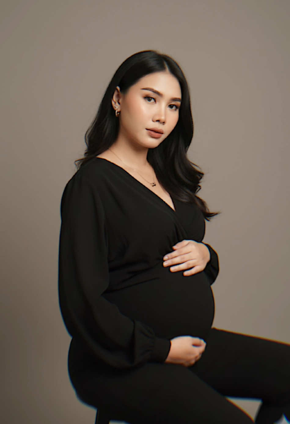 Prompt : Edit foto ini menjadi duduk santai di studio foto. Ia mengenakan outfit Serba hitam namun perutnya terlihat sedang hamil. Gaya elegant dengan aura ibu yang sedang hamil #CapCut #geminiia #iagemini #viral 