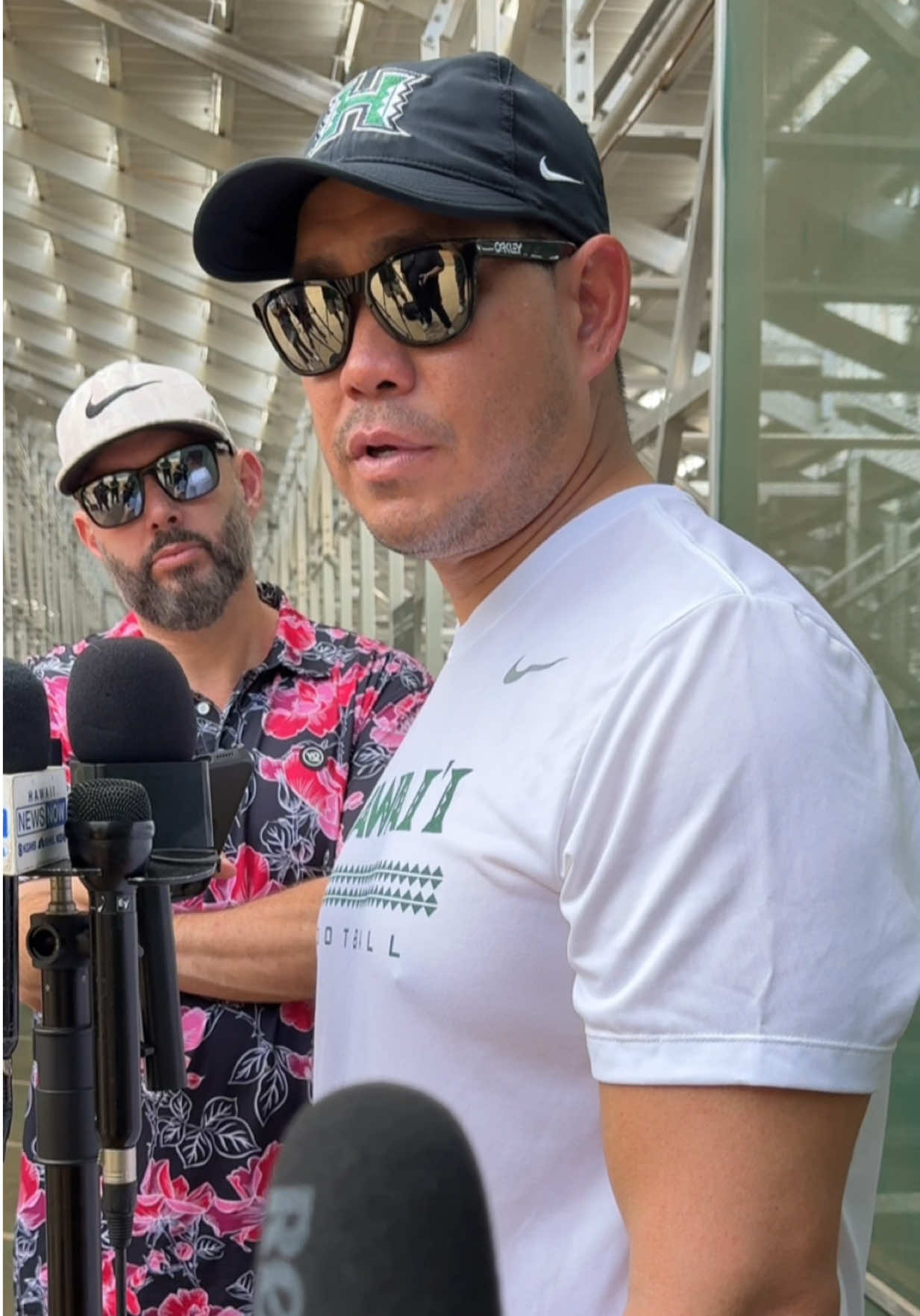 Hawai’i Rainbow Warriors head football coach Timmy Chang is using his personal history playing in the rivalry against Fresno State as a teaching tool for his current team, emphasizing the lessons learned and the significance of the matchup. 🎥🎤@justinbaptiz #TimmyChang #HawaiiFB #BRADDAHHOOD #GoDogs #MWFB