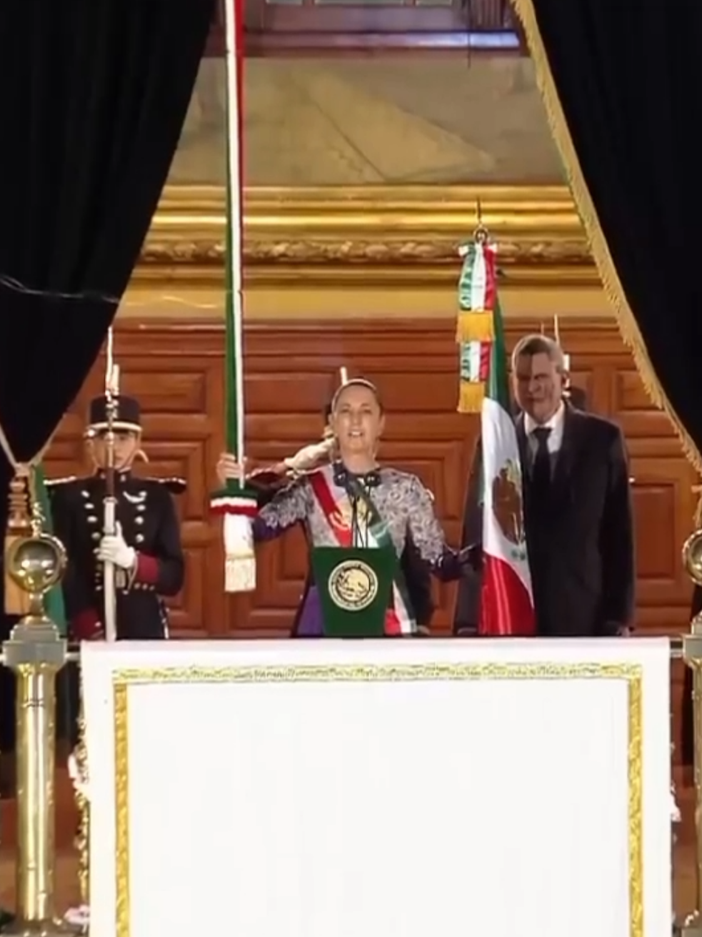 Por primera vez en 215 años, una mujer dirige el Grito de independencia de México. 🇲🇽 #claudiasheinbaum #4t  #gritodeindependencia #sheinbaump #presidentademexico 