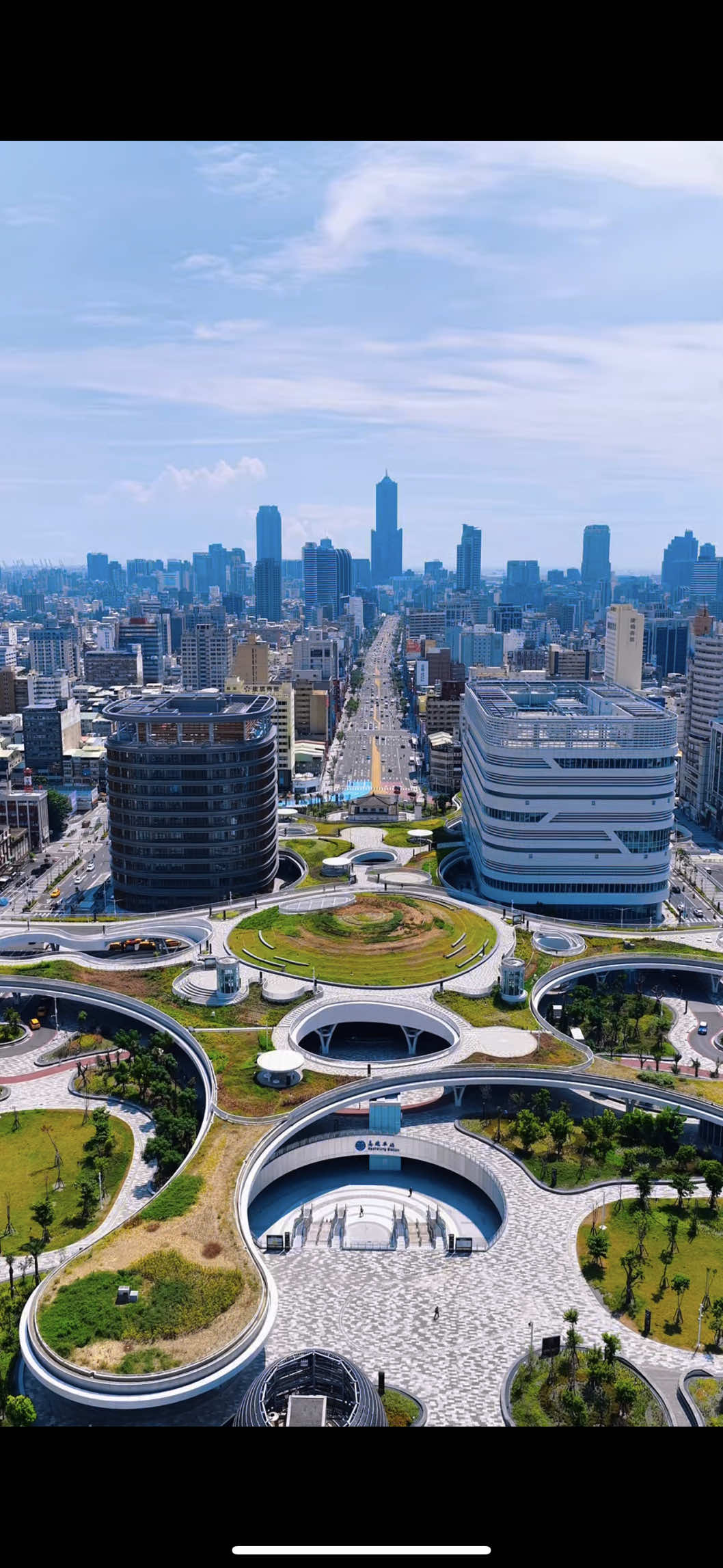 歡迎來到2050高雄 Welcome to the Kaohsiung of the future 2050 - 雲朵天棚、綠之丘 空中花園、下沉式廣場 一幕幕都像 跟著高雄穿越到了未來世界 - ▫️地址：807高雄市三民區建國二路320號 ▫️座標：J8Q3+V3 港西里 高雄市三民區 - #台灣 #高雄景點 #綠之丘 #高雄火車站 #高雄 #taiwan #travel