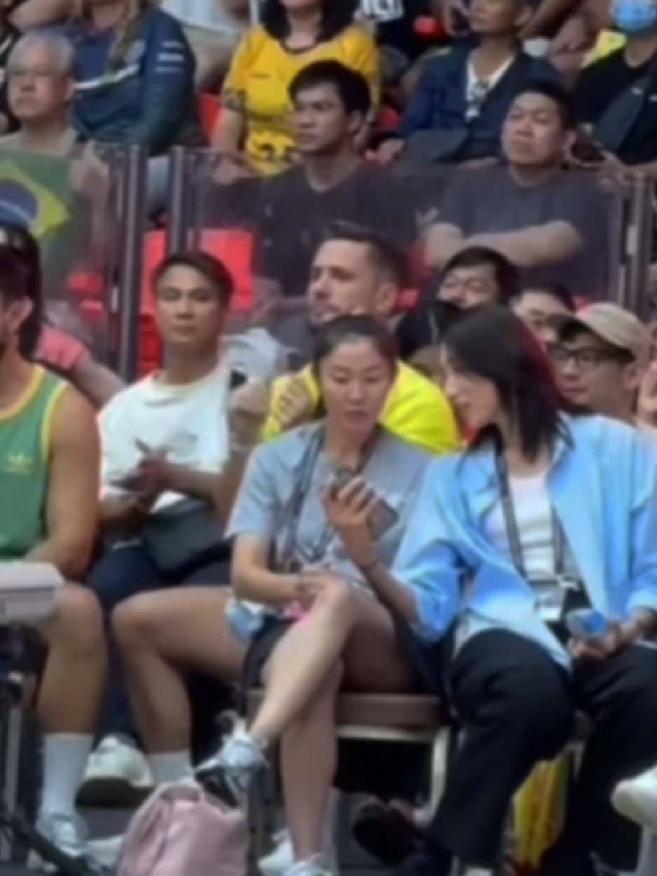 แขนคิมยอนคงไม่ค่อยมีที่วางแหละ🤭โลกคิมยอนก็จะเอียงๆหน่อย🤭🥰🥰ตอนแรกเจ้ก็นั่งกับพี่หน่องนะ แล้วทิ้งพี่หน่องนั่งคนเดียวเฉย😁😁#คิมนุช #กัปตันคิม10🇰🇷 #kimyk10   #nootsara13 #นุศราต้อมคํา 