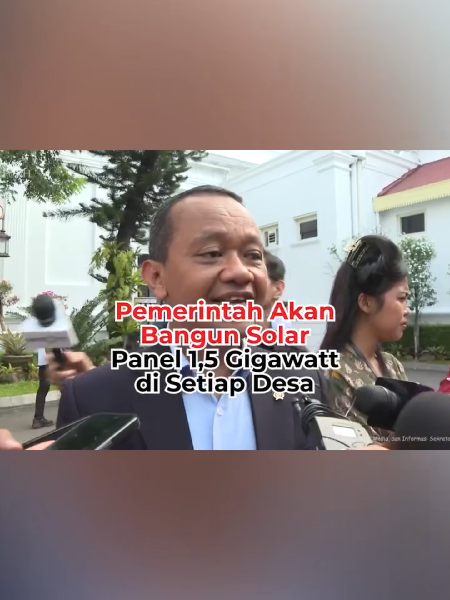 Pemerintah Akan Bangun Solar Panel 1,5 Gigawatt di Setiap Desa Jakarta, IDN Times - Menteri ESDM Bahlil Lahadalia bersama Presiden Prabowo Subianto dan menteri di Kabinet Merah Putih membahas percepatan transisi energi. Dalam rapat tersebut, kata Bahlil, ada pembahasan rencana pemerintah membangun solar panel 1-1,5 gigawatt di setiap desa. Editor : Adit Reporter : Muhammad Ilman Nafian #IDNTimes #IDNTimesNews #tiktokberita #tiktoknews #IDNTimes_na