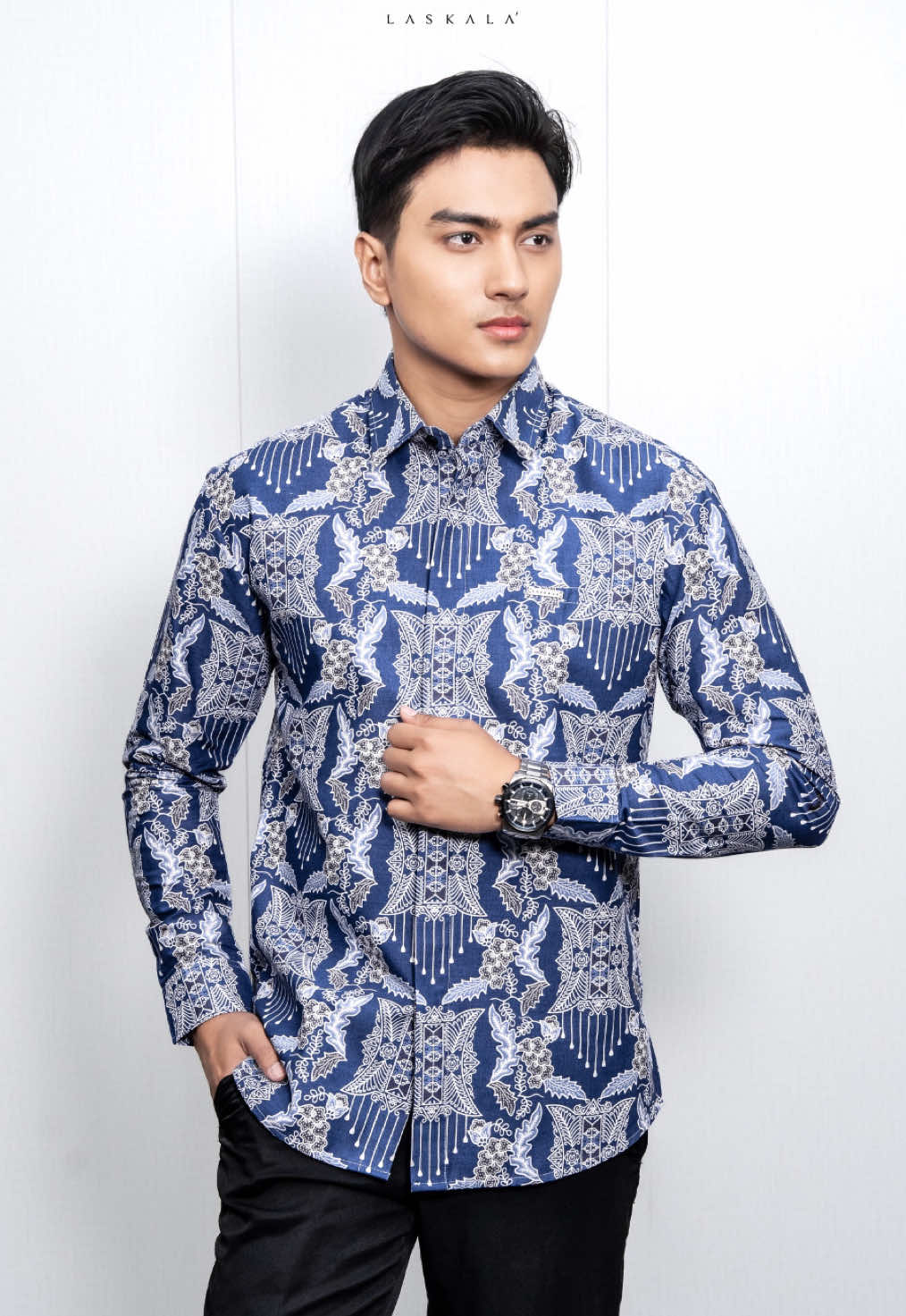Laskala Dhawani Blue. Batik slim fit biru cerah, vibes elegan tapi tetep fresh! #LaskalaBatik #ArtisanBatik #BatikSlimFit #BatikKondangan #BatikKantor 