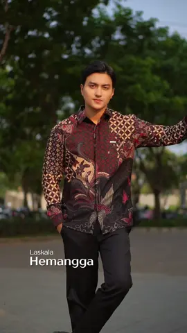 Koleksi batik baru dari Laskala. Batik pria dengan cuttingan slim fit bikin badan jadi lebih ramping dan proposional #LaskalaBatik #ArtisanBatik #BatikSlimFit #BatikKondangan #BatikKantor 
