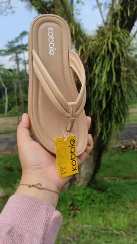 sandal jepit wanita kobbie kekinian #sandal #sandaljepit #sandalwanita #sandalkobbie #sandalkekinian #rekomendasi #xyzbca #fouryou #fypage #cuantanpabatas 