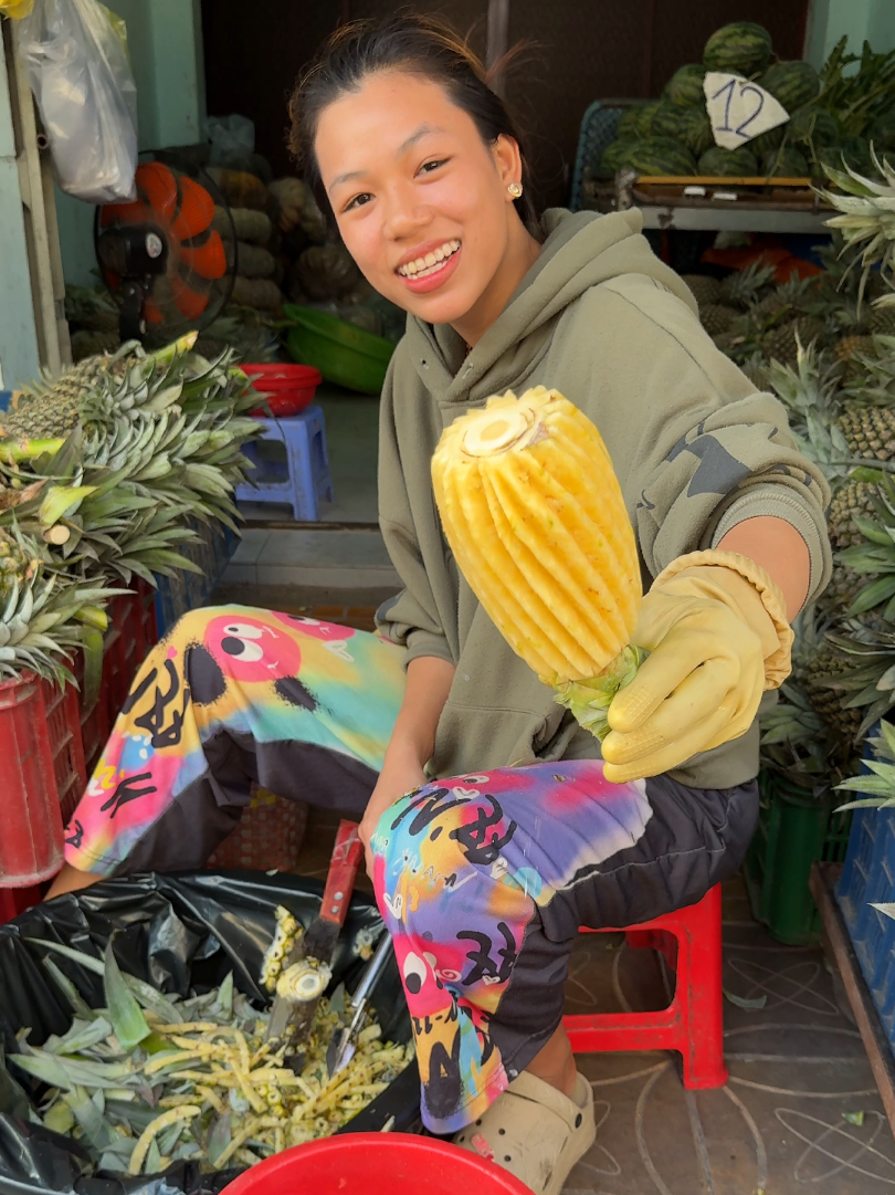 Vietnamese girl's cool cutting skills Price: 15,000 VND / 0.6 USD Location: Tan An Market #Pineapple #CanTho   #Mukbang  #StreetFood #NightMarket 