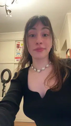 El vestido es de diesel y el collar de van cleef 