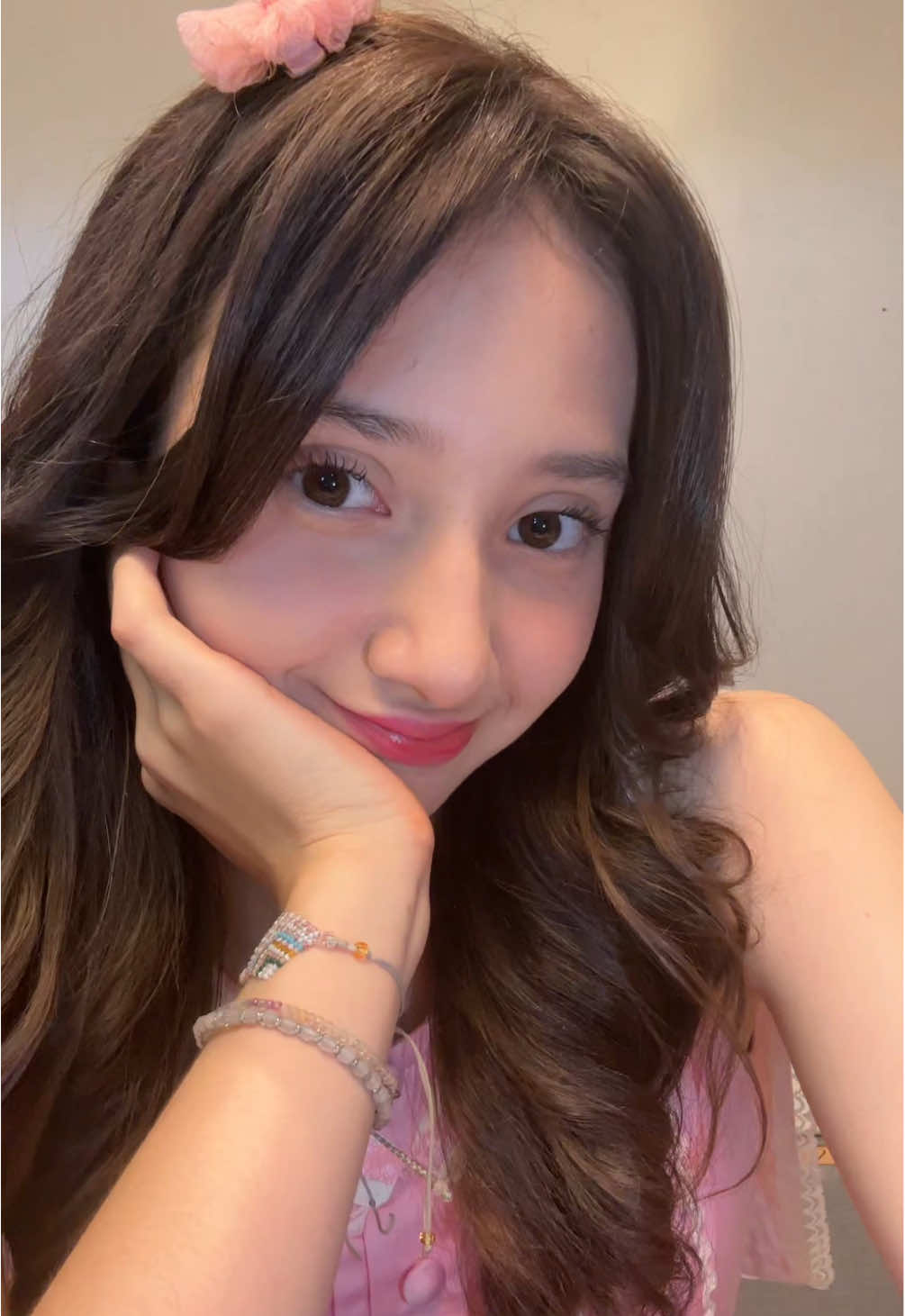 Dinda mau kemana sih pake baju merah jambu?👀🫵🏻 Jangan lupa nonton BENCI JADI BUCIN DI @Official RCTI ya jam 16.45 🫵🏻🤯💘
