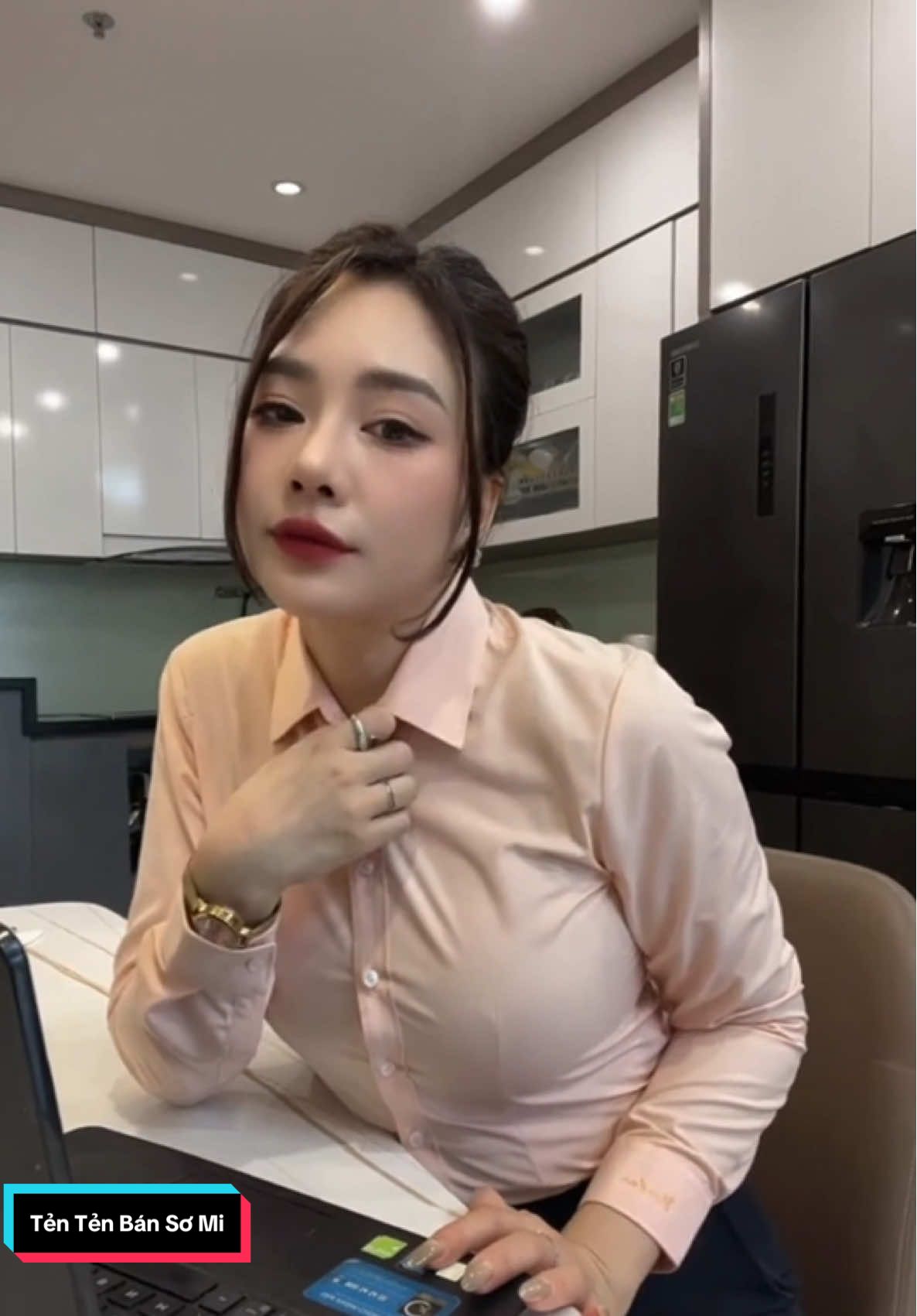 Đang chuẩn bị đi làm thì được cái vibe ưng quá #r04 #tentenbansomi #tiktokshop #thaihoajsc #thoitrangcongso 