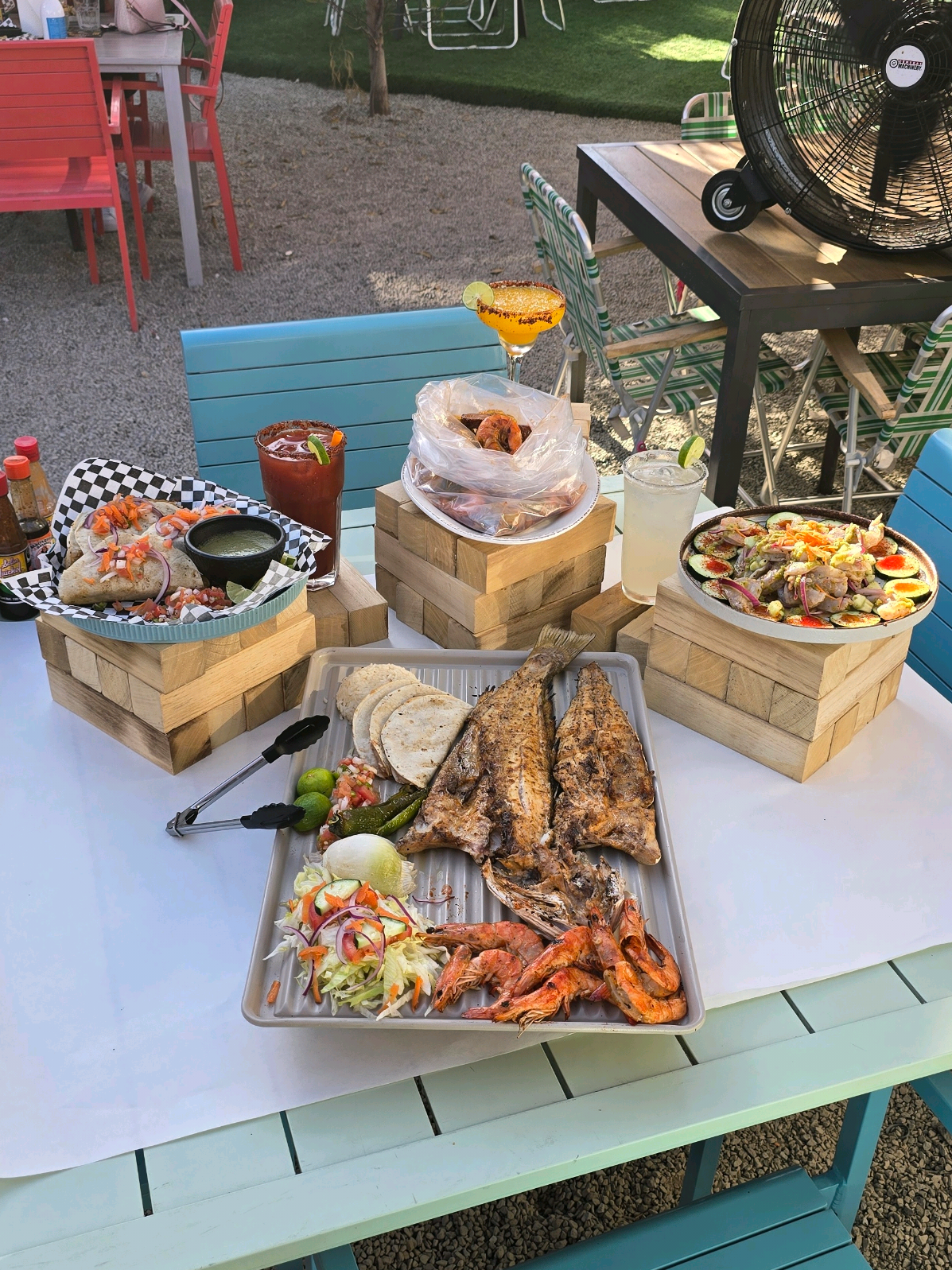 ¿Ya visitaron el nuevo restaurante de mariscos en Tijuana?. Fuimos a conocer el restaurante @puerto__escondido estilo nayarit donde manejan un gran menu desde mariscos fríos y calientes que puedes disfrutarlos en su agradable patio. En este spot ofrecen Karaoke por las tardes y tambien transmiten los mejores eventos deportivos junto a sus cervezas bien frias. Probamos de su menú sus Camarones sucios, Pescado zarandeado, Taco de marlin, Taco Gobernador, Taco enchilado, Aguachile, Margarita y Limonada. No te pierdas este fin de semana este bonito lugar en Tijuana donde los espera un antojo para cada miembro de la familia acompañado de un momento para convivir tranquilamente. Dirección: Blvd. Gustavo Díaz Ordaz 15197, Jalisco, 22117 Tijuana, B.C. Google maps: https://maps.app.goo.gl/ULYcrahvh1wkQiMV8