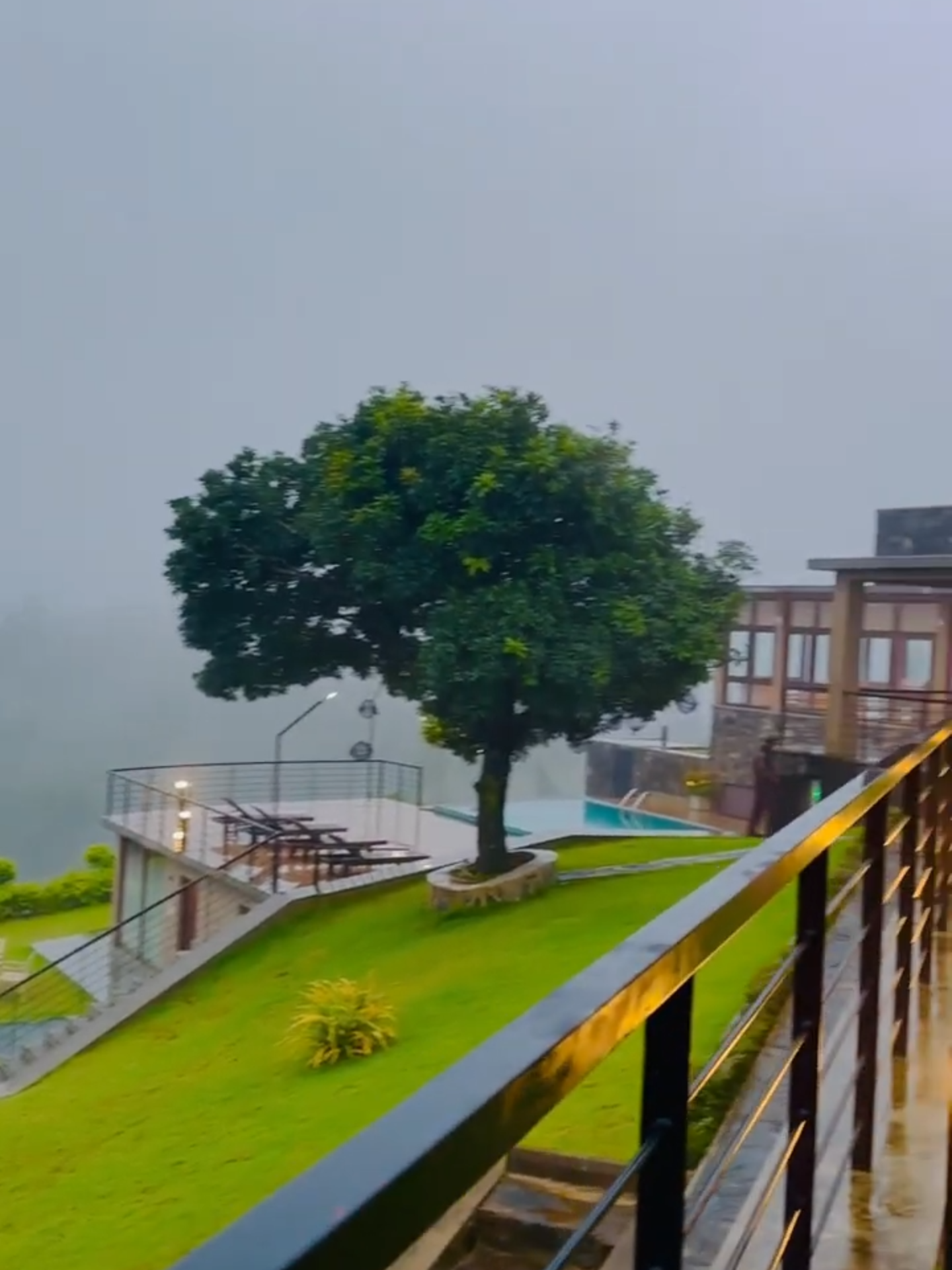 නිවාඩුවක් ගත කරන්න යන්නම ඕනේ තැනක්  ⛰️☁️🇱🇰  #shadyhillshunnasgiriya #hunnasgiriya #knuckles #shadyhills #mountain view #withloveone #luxurystay #luxuryamenities #kandy #meemure #infinitypool #honeymoon #kidslove #withfamilyy❤️ #anniversary #celebration