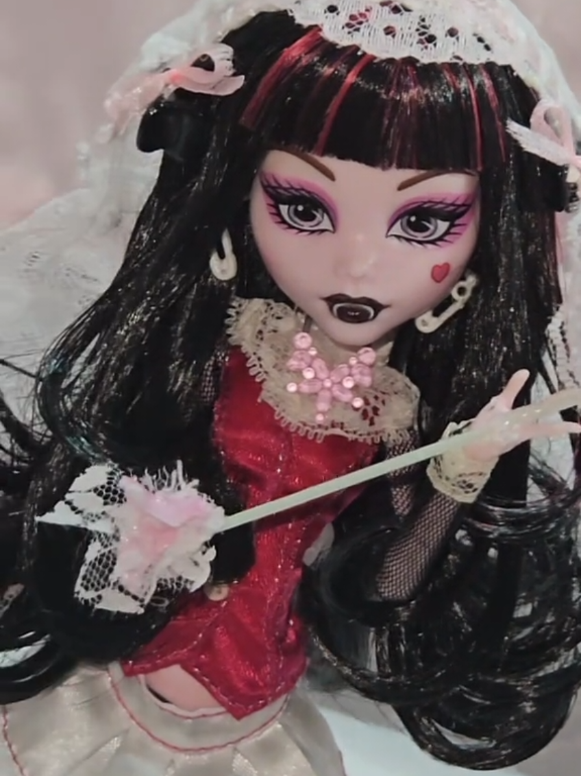 *.•♡°•.𝔇𝔯𝔞𝔠𝔲𝔩𝔞𝔲𝔯𝔞.•°♡•.* . . 💖 .               .. . . . . . .. . .. . .. ... .@Monster High  #rosa  #vintage  #parati #monsterhigh  #fyp 