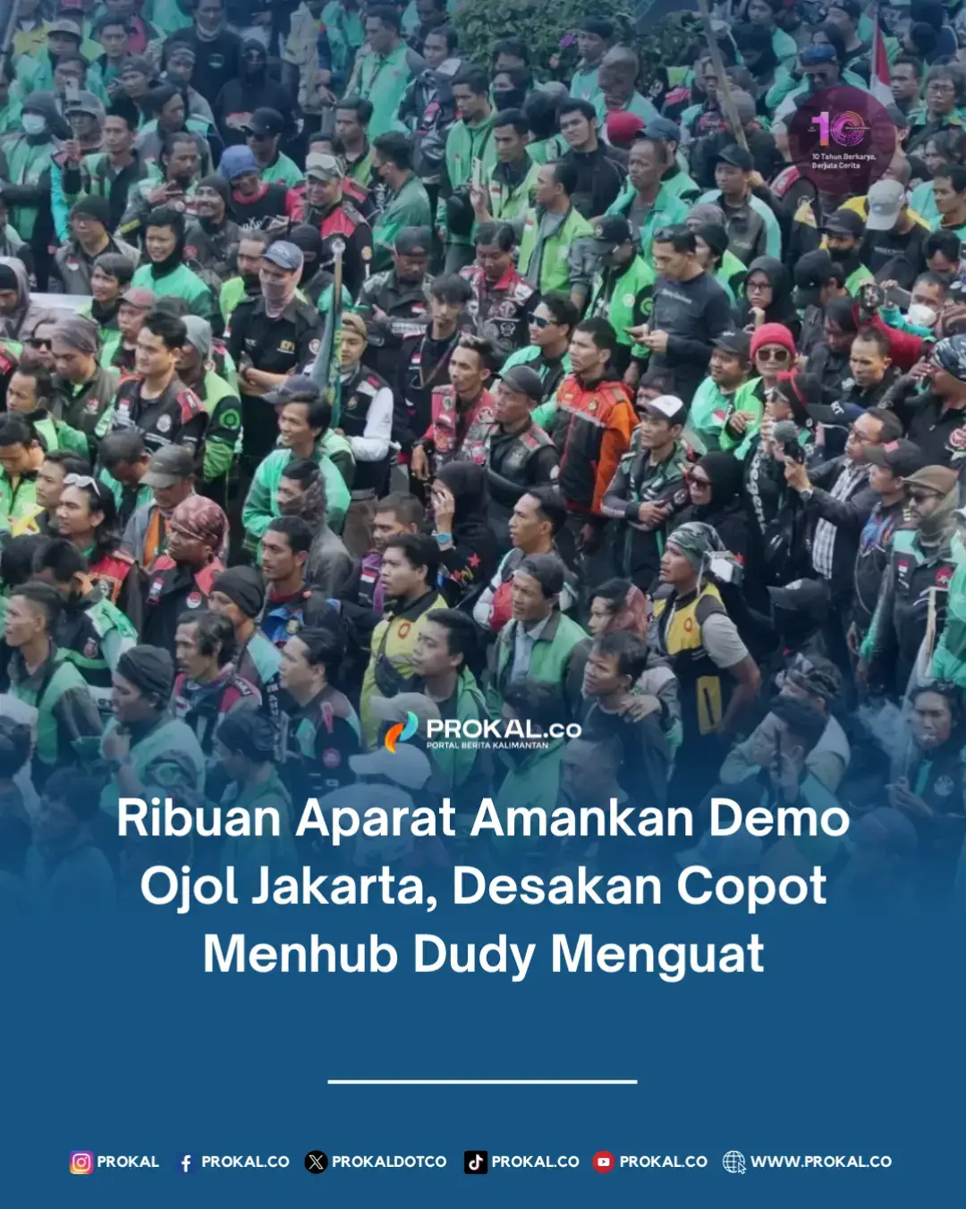 Ribuan Aparat Amankan Demo Ojol Jakarta, Desakan Copot Menhub Dudy Menguat Rabu, 17 September 2025, Jakarta menjadi pusat perhatian publik. Lebih dari 6.000 aparat gabungan disiagakan untuk mengawal aksi demonstrasi besar-besaran dari pengemudi ojek online (ojol) yang menuntut perubahan regulasi transportasi daring. Dalam aksinya, massa mendesak Presiden Prabowo Subianto agar mencopot Menteri Perhubungan Dudy Purwaghandi.  Para pengemudi menilai regulasi yang ada terlalu berpihak pada perusahaan aplikasi, sehingga merugikan pekerja lapangan. Aksi dimulai dari Kemayoran dan bergerak ke sejumlah titik strategis, mulai Silang Monas, Kemenhub, hingga Gedung DPR RI.  Aparat pun mengimbau agar massa menyampaikan aspirasi dengan tertib, tanpa tindakan provokatif yang merugikan banyak pihak. #DemoOjol #AksiOjol #UnjukRasa #Menhub #Ojol #TuntutanOjol #Prabowo #DPRRI #Kemenhub #TransportasiOnline #Jakarta #BeritaTerkini #NewsUpdate