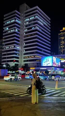 Dulu disini pernah ada teror B0M, sarinah. Videonya boleh kalian ambil buat bahan content pemula/nostalgia, edit sendiri ya biar ga kena pembatasan, di izinin, enga folow gpp. #jakarta #sarinahthamrin #fyp #foryou #citylights 