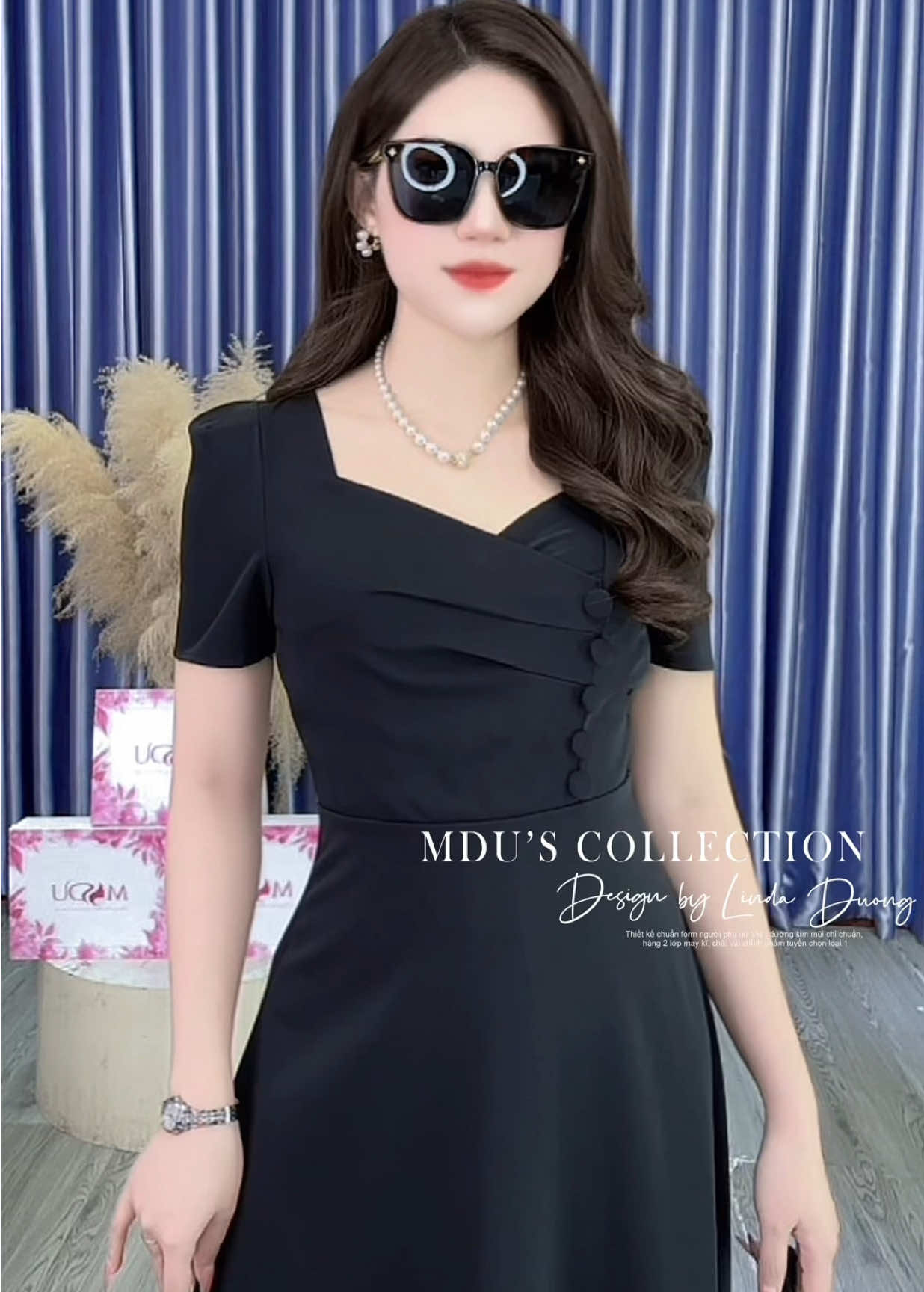MDU5189 - THANH LỊCH TRONG TỪNG ĐƯỜNG NÉT Chiếc váy được may từ chất Mango Ý cao cấp, gam đen sang trọng hòa cùng dáng xòe midi mềm mại, tôn lên vẻ duyên dáng mà vẫn đầy cuốn hút. Cổ tim cách điệu tinh tế, hàng cúc bọc lệch ngực độc đáo cùng tay ngắn phồng nhẹ, tất cả tạo nên tổng thể vừa thanh lịch vừa nữ tính. Một lựa chọn hoàn hảo cho công sở, sự kiện hay những buổi tiệc trang nhã, giúp nàng tỏa sáng trong mọi khoảnh khắc. #thinhhanh #xuhuong #MDU #váythiếtkế #váyxinh 