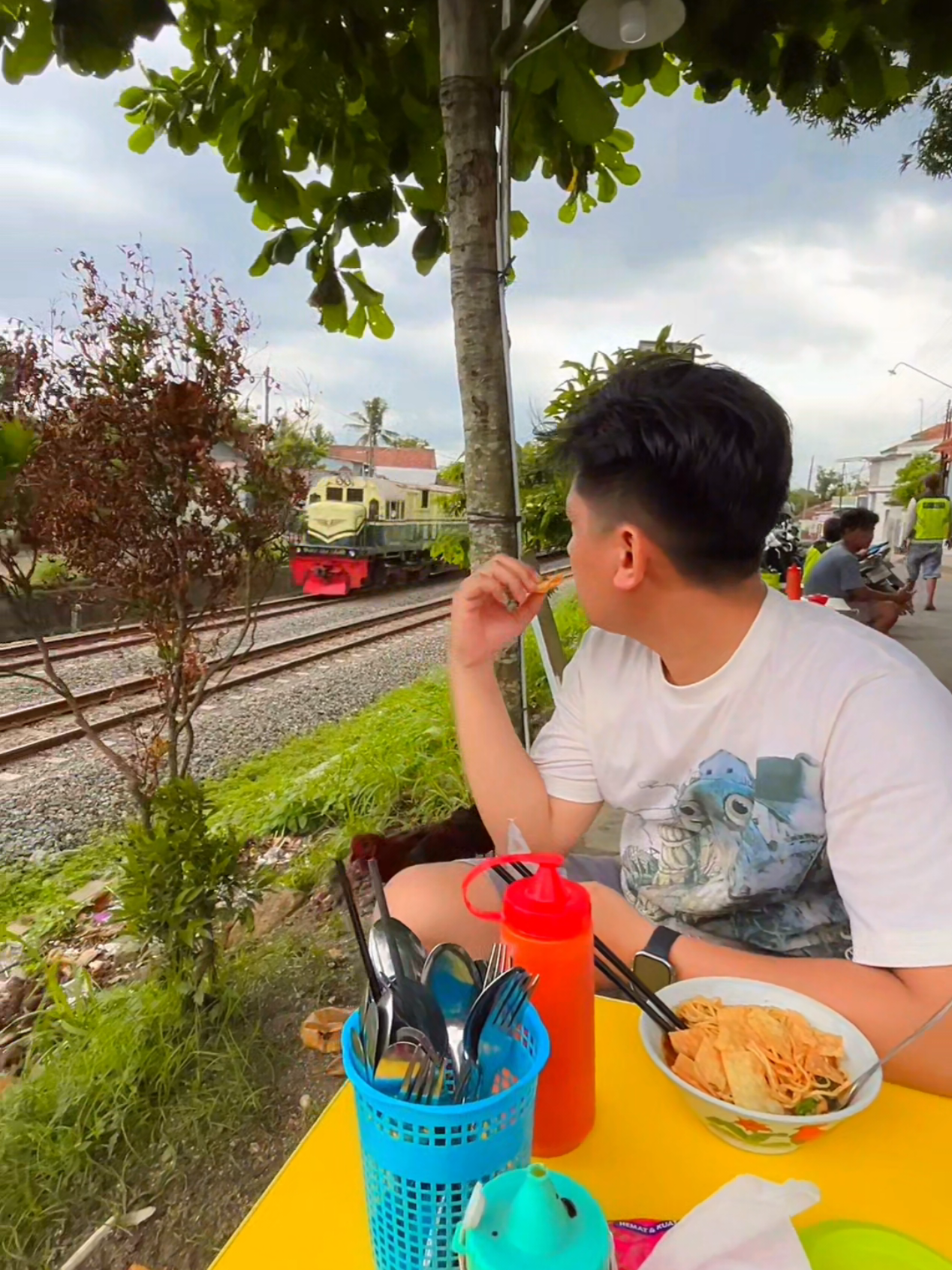 makan mie ayam sama ayam 🍜 #fyp #keretaapiindonesia 