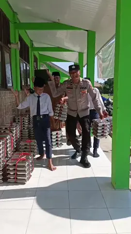 kebahagian bersama dewan guru dan siswa saat pembagian mbg bahagia itu sederhana. #mbg  #firal  #polriuntukmasyarakat 