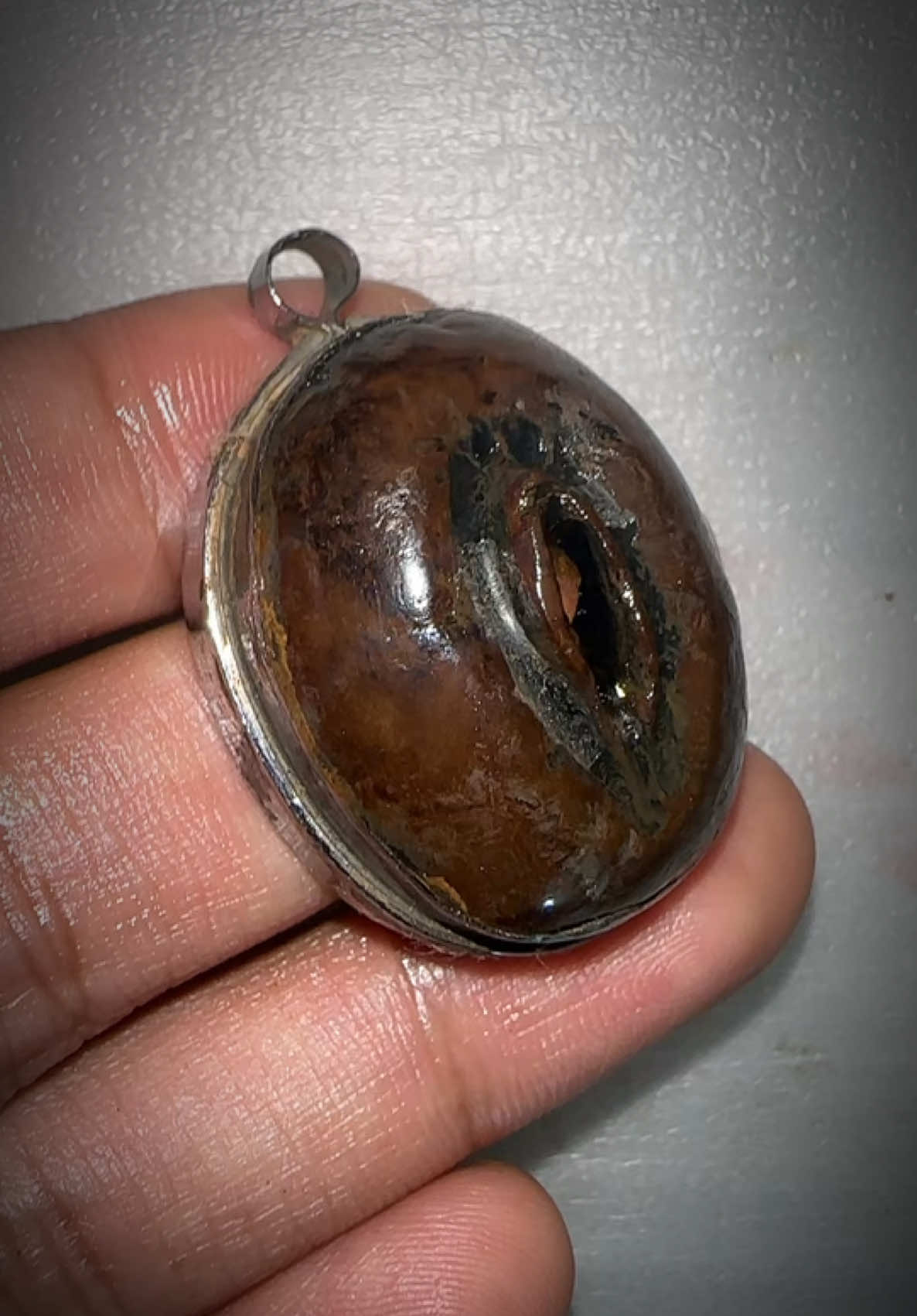 Maharkan kalung liontin batu mustika tundung bawuk alam ditengahnya ada mustika merah dalimo bertuah.....asal usul jelas. Pengasian pemikat wanita. Membuat pasangan nafsu birai  Kesetiaan pasangan. Membuka aurah wajah. Pemikat tatapan  Di percaya majikan kerja. Wibawahan Keharmonisan ... Percaya diri .. Hoki Keberuntungan #tundungbawuk #liontintudungbawuk #batumustika 