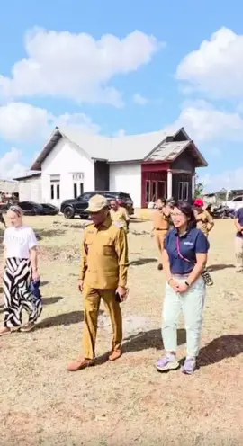 Hari ini, saya bersama tim @surfaid dan masyarakat Desa Oelolot, dengan bangga melakukan peletakan batu pertama untuk pembangunan sarana air bersih. Program ini adalah bukti nyata kolaborasi yang kuat antara Pemerintah Kabupaten Rote Ndao dan SurfAid dalam mewujudkan akses air bersih yang layak bagi seluruh masyarakat. Kami berterima kasih sebesar-besarnya kepada SurfAid atas komitmen dan kepedulian yang luar biasa untuk Rote Ndao. Kepada masyarakat Oelolot, mari kita manfaatkan dan jaga baik-baik program ini. Air bersih adalah investasi untuk kesehatan dan masa depan kita bersama. Mari kita jadikan program ini sebagai awal dari peningkatan kualitas hidup yang lebih baik.