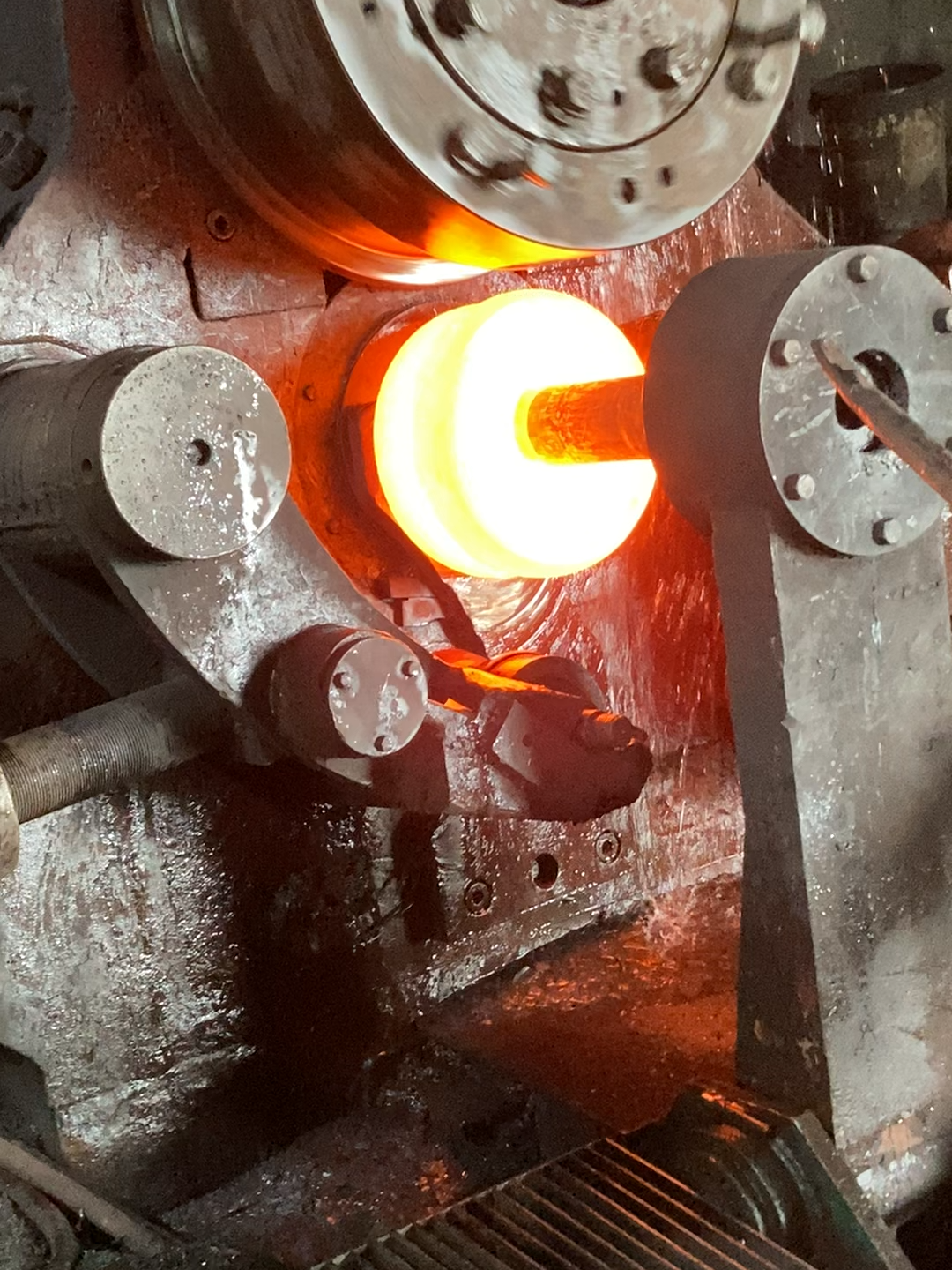 Inside the factory Forging Workers Under Extreme Heat Conditions  #process #machine #forging #factory