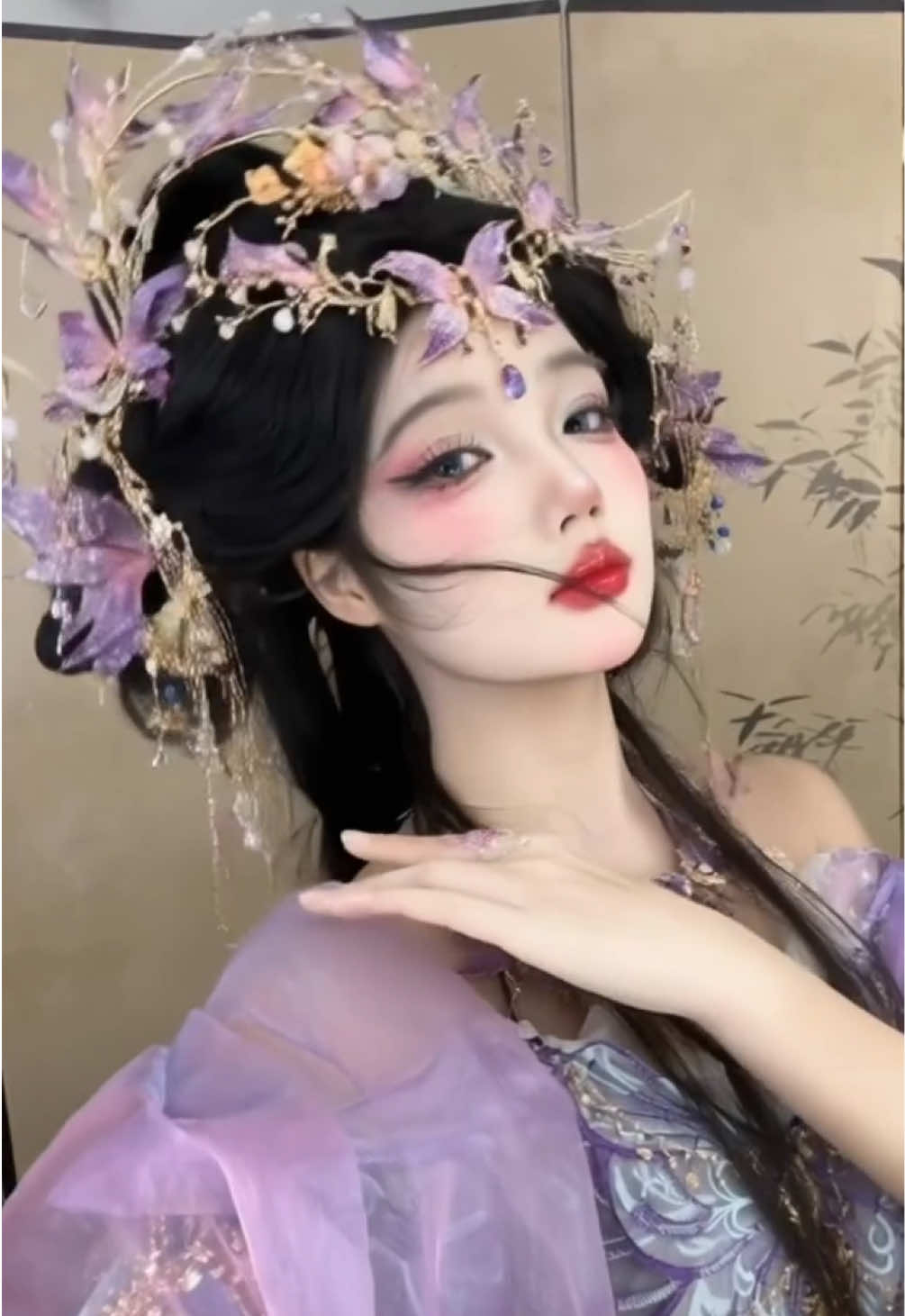 上海の豫園近くにある「知名儿妆造坊」で漢服体験をしました！ すっぴんからメイク、ヘアセット、撮影までフルコース✨ 衣装は200着以上から選べて、アクセサリーも自由にコーディネート可能。 上海に来たら、ぜひ一度体験してみてください！一生の思い出になります💖 📍 知名儿妆造坊（ZHIMINGER Hanfu Studio） 📸 Instagram: @zhiminger111 💬 WeChat: zhiminger333 #漢服体験 #上海旅行 #中国旅行 #豫園 #外灘 #変身 #Vlog #中国文化 #漢服メイク #旅行Vlog